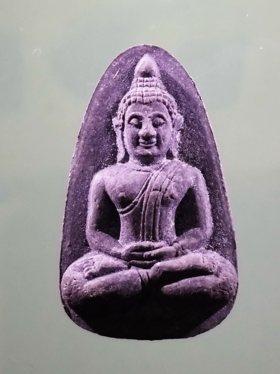 รหัสสินค้า พระเนื้อดิน เนื้อผง เนื้อว่าน 622 พระสมเด็จเพชรรัตน์ วัดสุทธาราม ขนาดเทียบกับเหรียญบาท