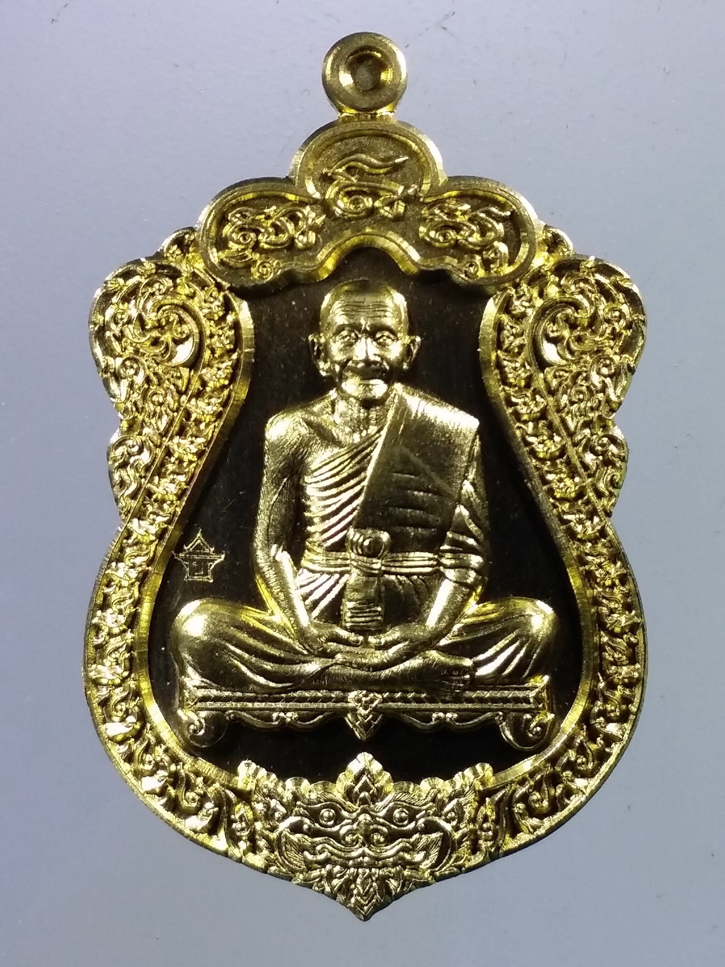 รหัสสินค้า พระมีกล่อง 2970 เหรียญพิมพ์เสมา สร้างบารมี หลังนาคเกี้ยวสมพงษ์ หลวงปู่บุญ วัดบ้านหมากมี่ อำเภอเมือง จังหวัดอุบลราชธานี สร้างปี 2560 เนื้อทองทิพย์ ตอกโค๊ต หมายเลข 391