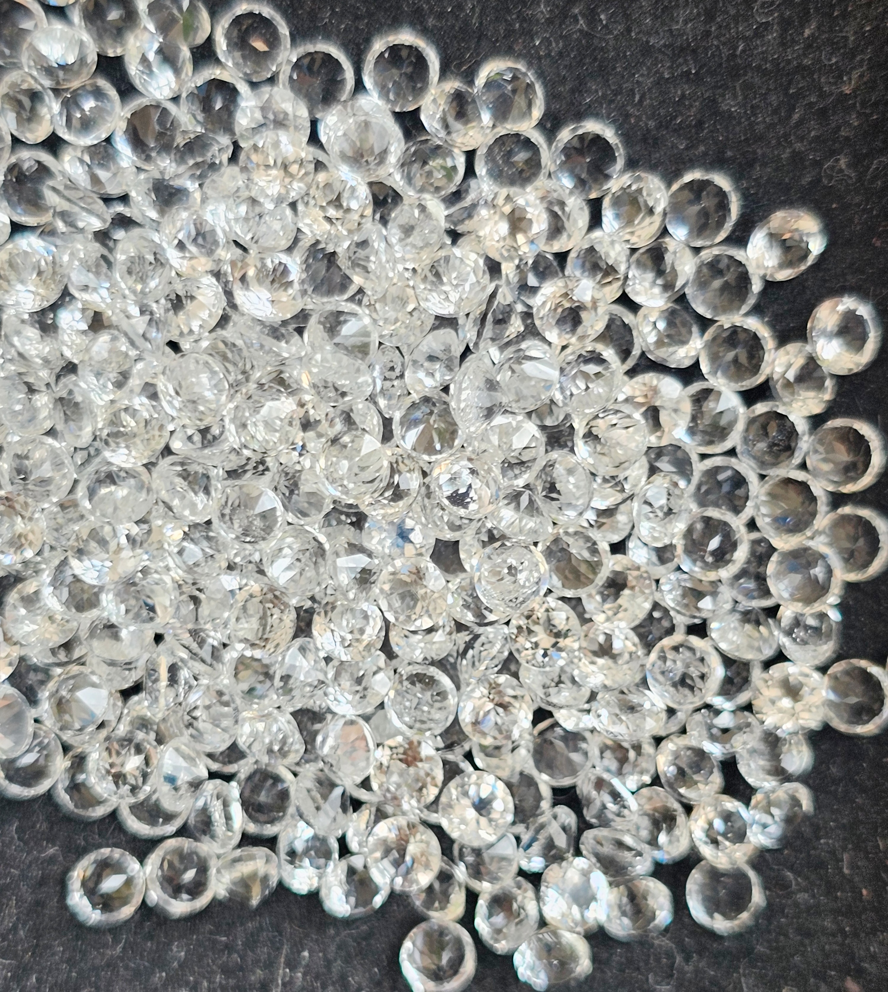 พลอยไวท์โทปาสกลม 2.8 มม. 5 กะรัต