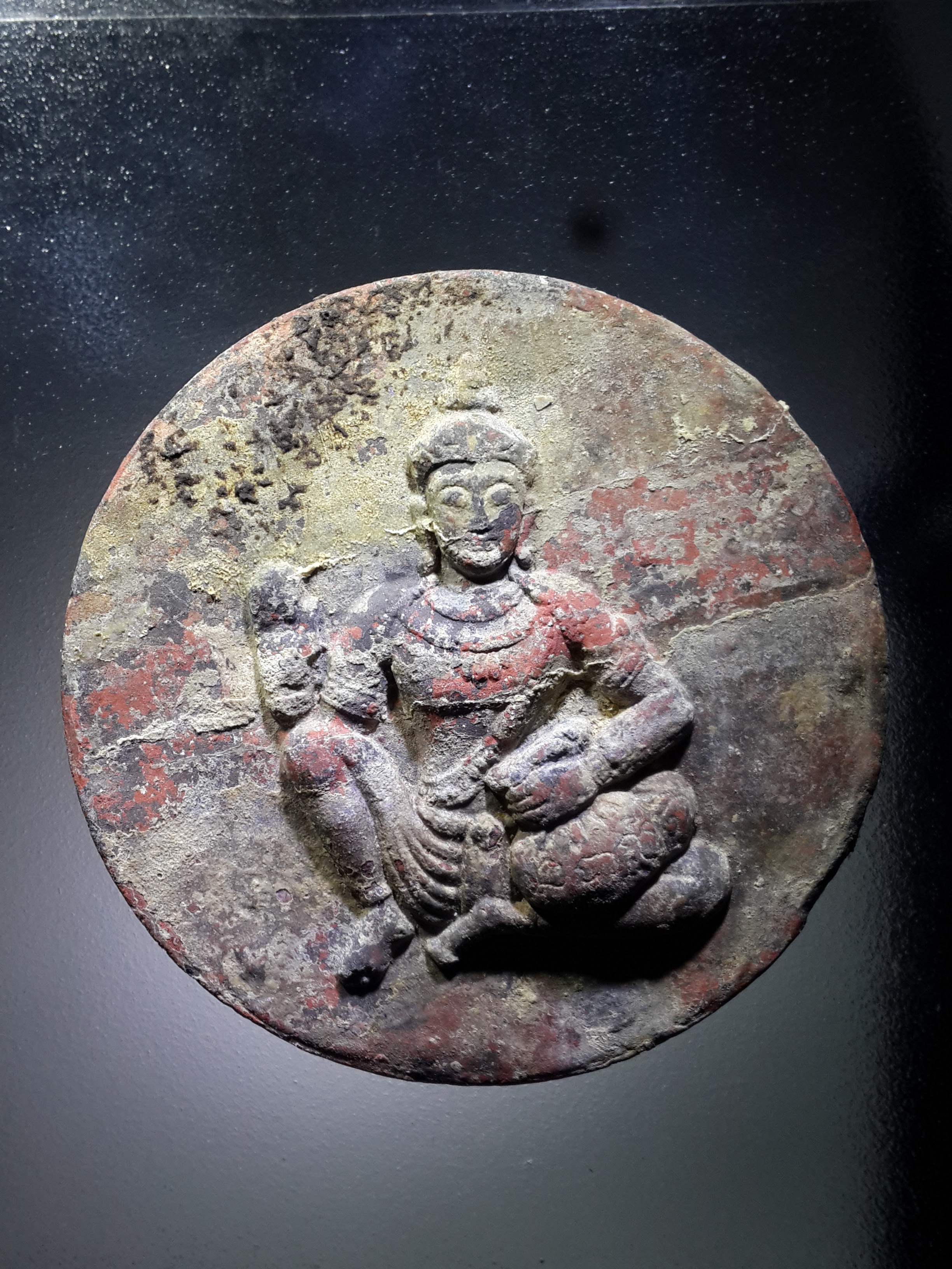 รหัสสินค้า หลวงปู่ทวด วัดต่างๆ 433 หลวงปู่ทวด เนื้อว่านก้นครก หลังท้าวกุเวร ถือถุงเงิน วัดห้วยมงคล จังหวัดประจวบคีรีขันธ์ พระสภาพถูกน้ำท่วมพิจารณาก่อนเช่าบูชานะครับ