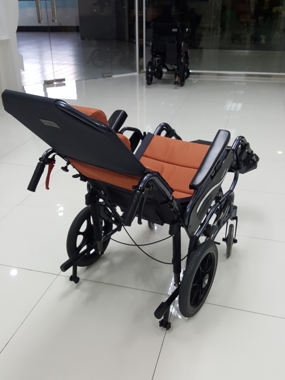 รถเข็นปรับเอน อลูมินัมอัลลอยด์ KARMA รุ่น VIP 515 (WheelChair KARMA VIP 515) ช่วยกระจายแรงกดทับขณะนั่ง แถมสายคาดรัดลำตัวกันตกจากวีลแชร์ ของแท้ รับประกันศูนย์ไทย 5 ปี