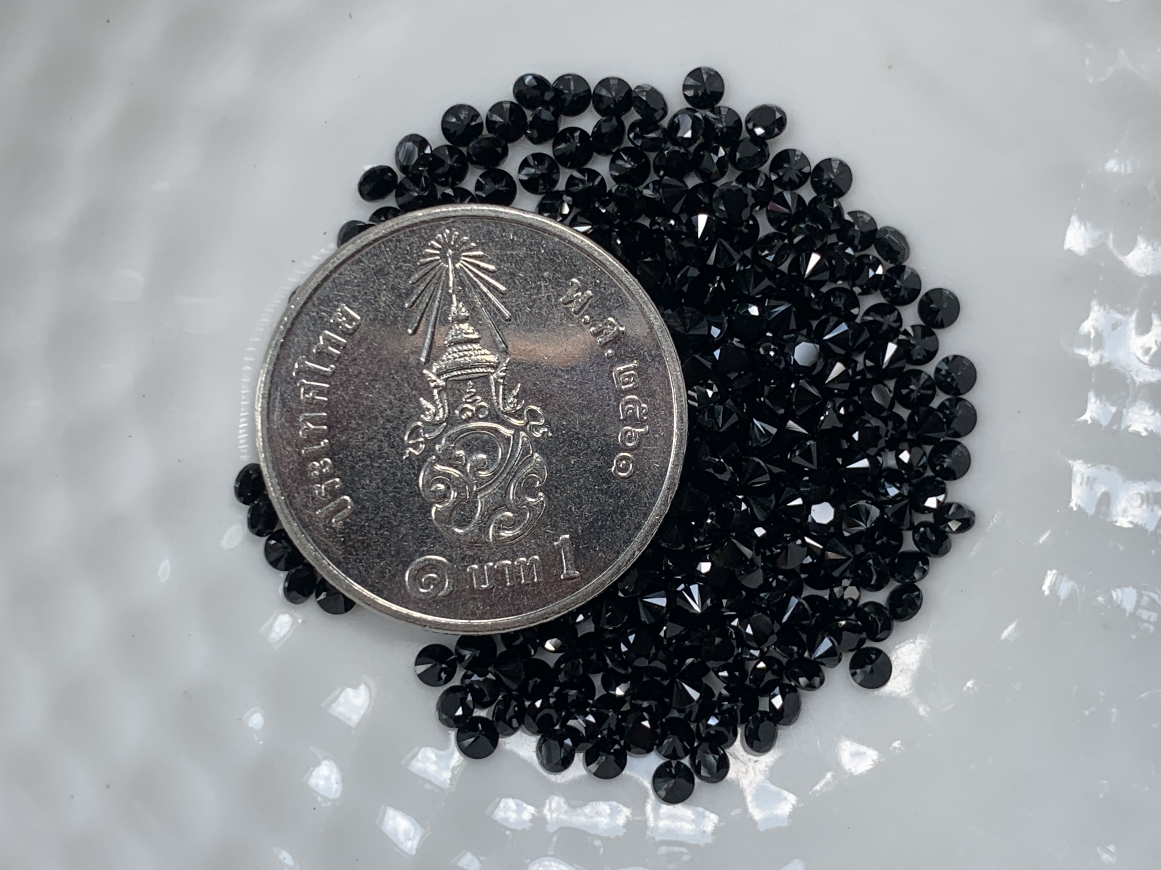 Black spinel นิลกลม 2.0 มม. 5 กะรัต