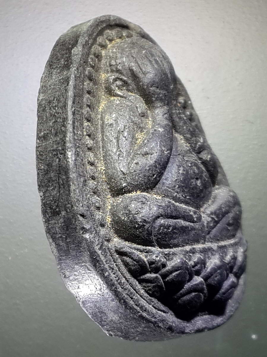 รหัสสินค้า พระปิดตา ทั่วไป 223 พระปิดตาเนื้อผงใบลานผสมแร่เหล็กน้ำพี้ หลวงพ่อนิยม วัดป่าหลักร้อย จังหวัดนครราชสีมา รุ่นเหล็กน้ำพี้