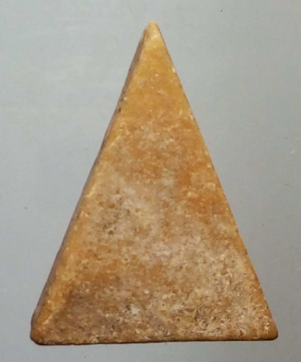 รหัสสินค้า พระไม่ทราบที่ 195 พระพุทธเนื้อผงน้ำมันพิมพ์สามเหลี่ยมหลังเรียบ ไม่ทราบที่ พระรายการนี้ให้เช่าบูชาแล้ว