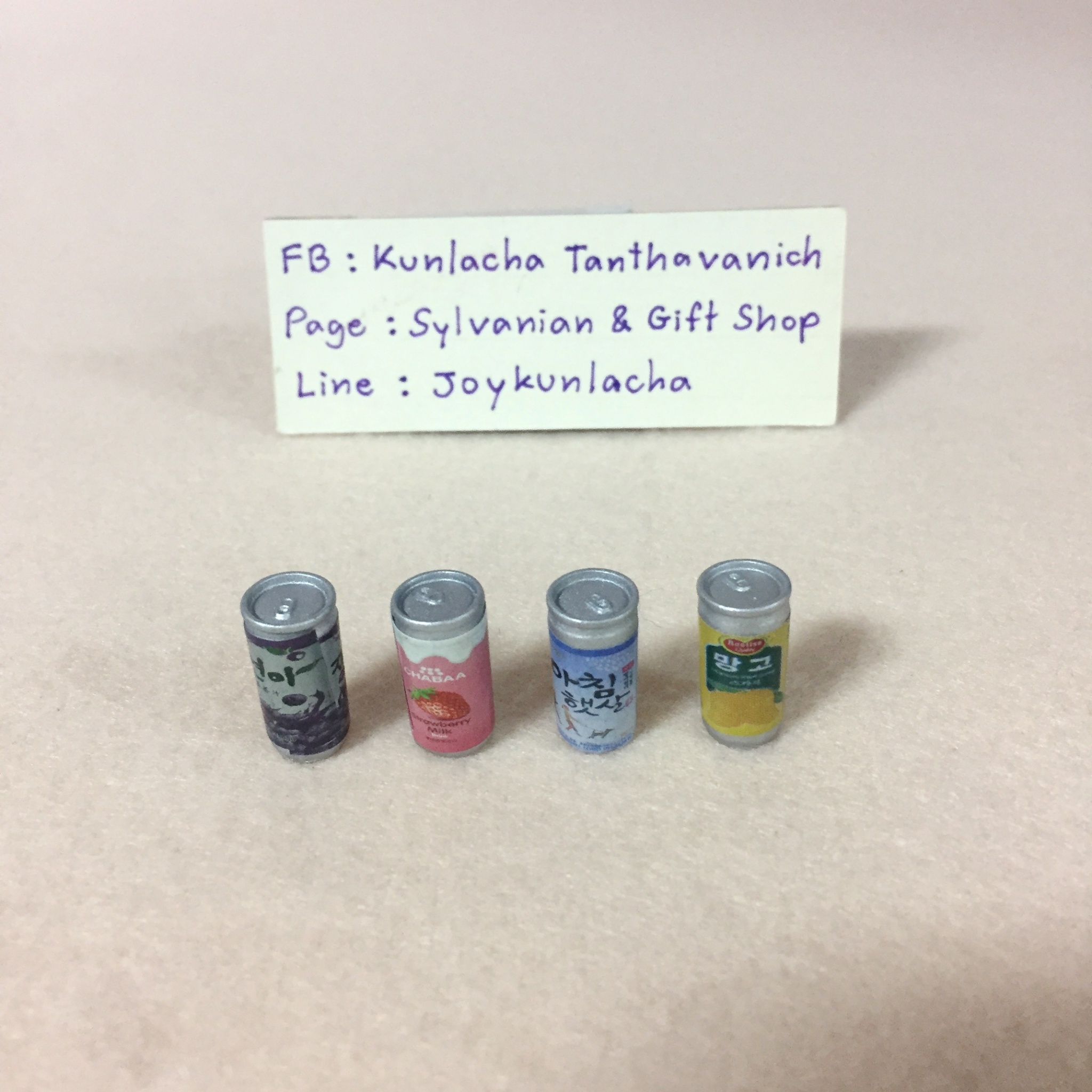 เครื่องดื่มน้ำผลไม้กระป๋องจิ๋ว 4 กระป๋อง ตกแต่งบ้านตุ๊กตา สเกล 1:12 โมเดลจำลอง ของจิ๋ว งานจีน เล่นกับตุ๊กตาซิลวาเนียนได้