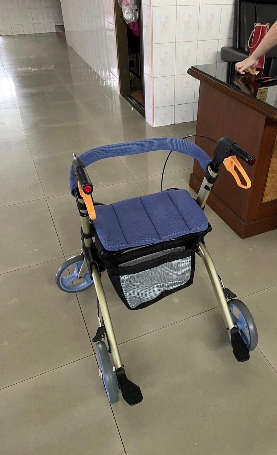 รถเข็นช่วยพยุงเดิน แบรนด์จากประเทศญี่ปุ่น ( 歩行器 ) Matsunaga รุ่น MV100 น้ำหนักเบา พกพาสะดวก นั่งสบาย พับเก็บได้ (Best Seller)