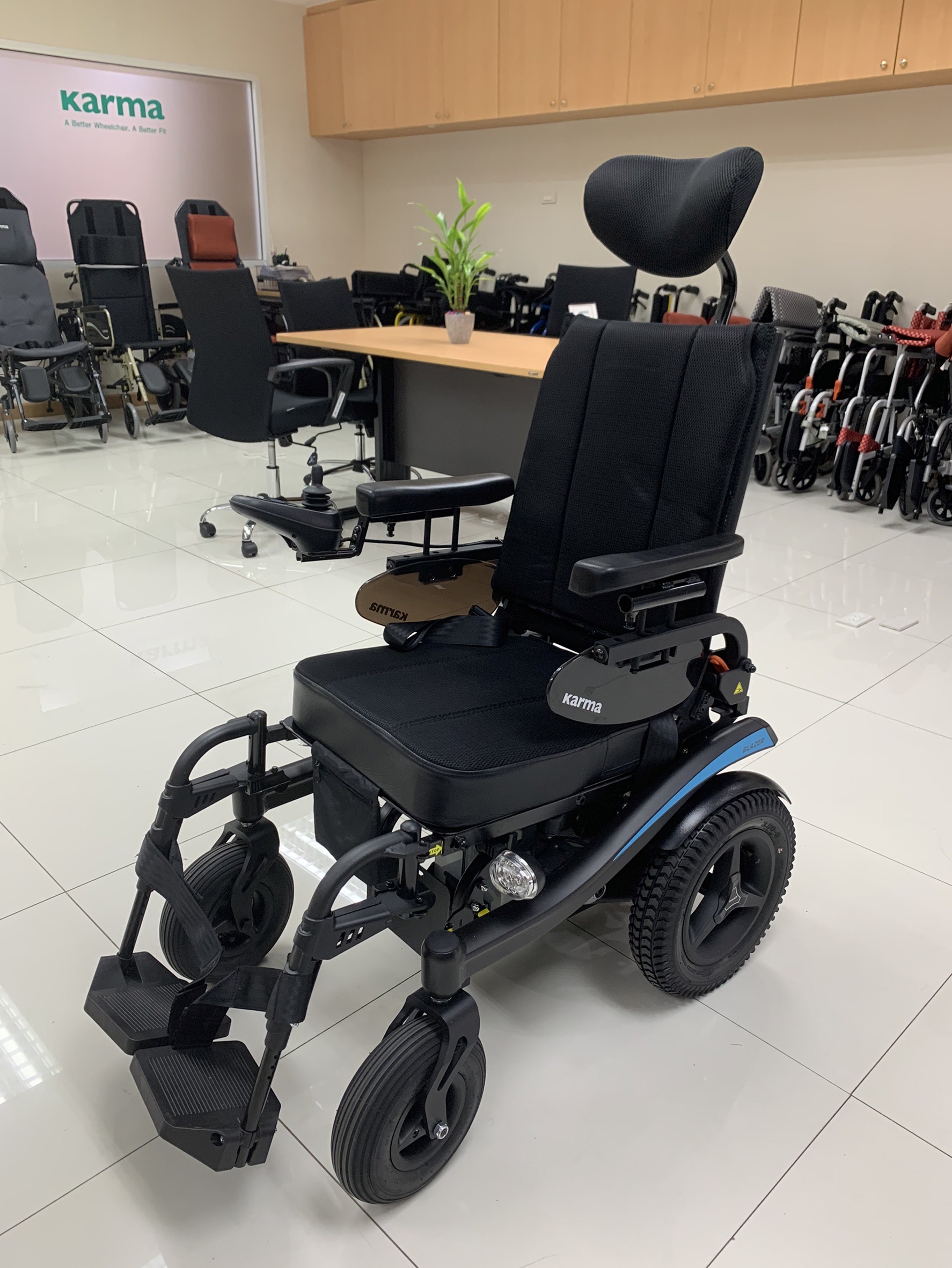 รถเข็นไฟฟ้าคาร์ม่า KARMA รุ่น Blazer Sling พนักพิงหลังปรับเอนได้ พนักพิงศรีษะปรับระดับได้ ของแท้ รับประกันศูนย์ไทย 5 ปี (รุ่นยอดนิยม)