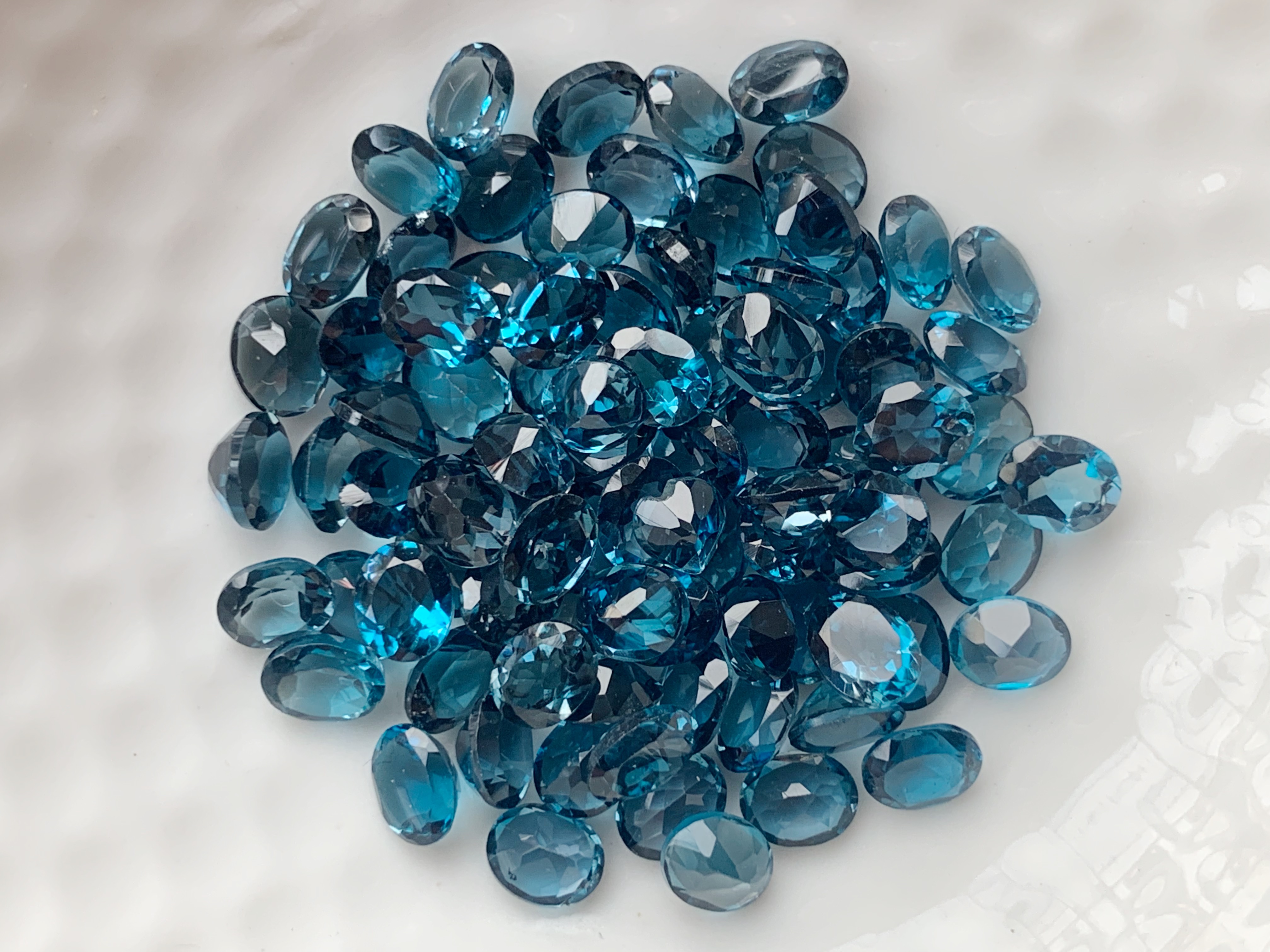 ลอนดอนบลูโทปาสไข่ 5X4 มม.5 กะรัต