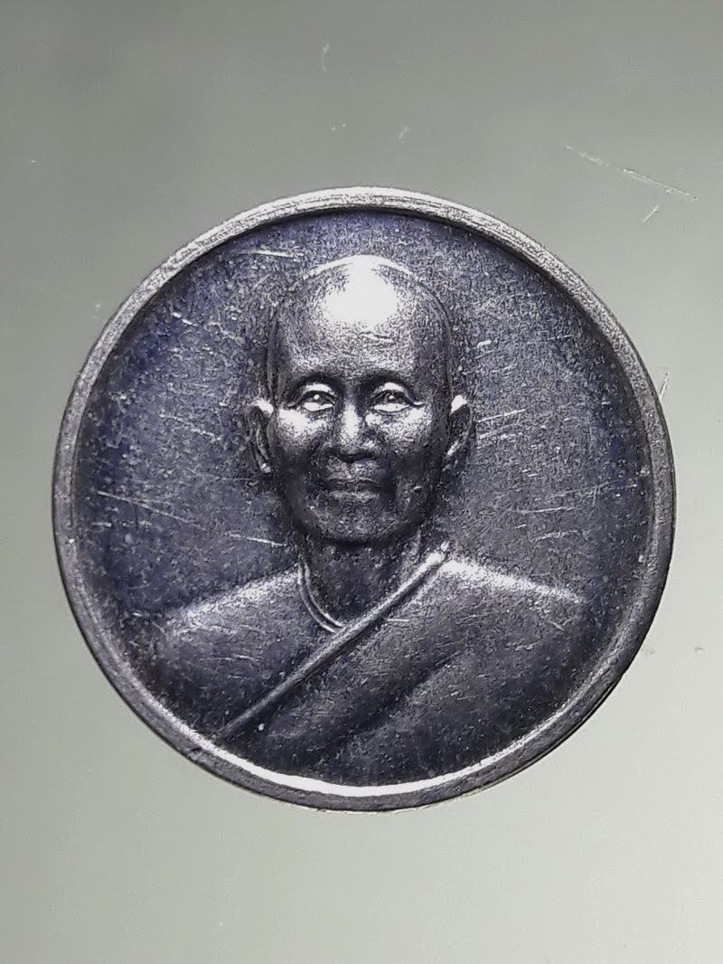 Antig FB 12848 เหรียญกลมเนื้ออัลปาก้า ที่ระลึกหล่อรูปเหมือนทองคำ มหารัตนะอุบาสิกา จันทร์ขนนกยูง สร้างปี 2557