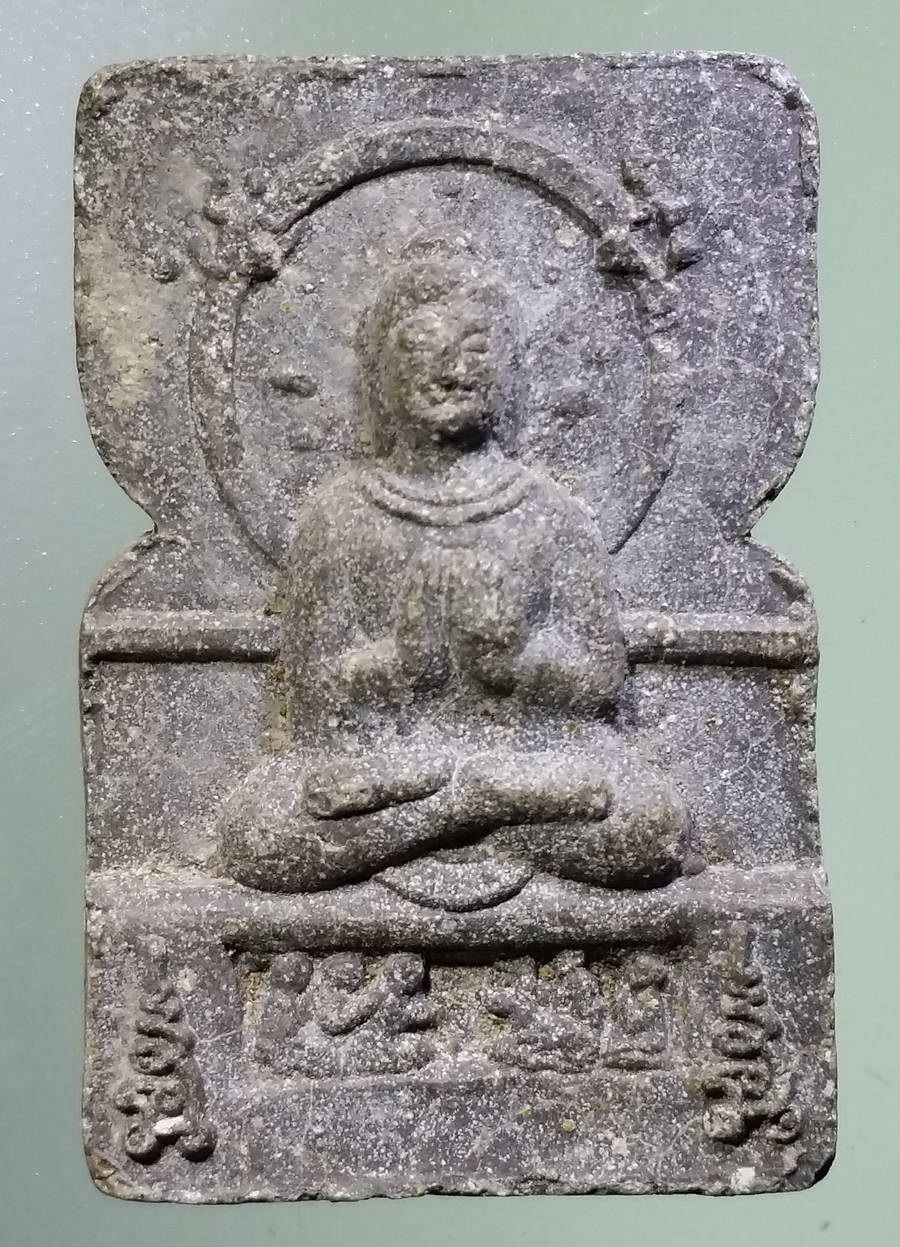 รหัสสินค้า พระเนื้อดิน เนื้อผง เนื้อว่าน 2668 พระปฐมเทศนา อนุสรณ์ฉลองพระบรมธาตุเจดีย์ วัดบ้านสวน ควนขนุน จังหวัดพัทลุง เนื้อผงฝังตะกรุด และแร่มวลสาร