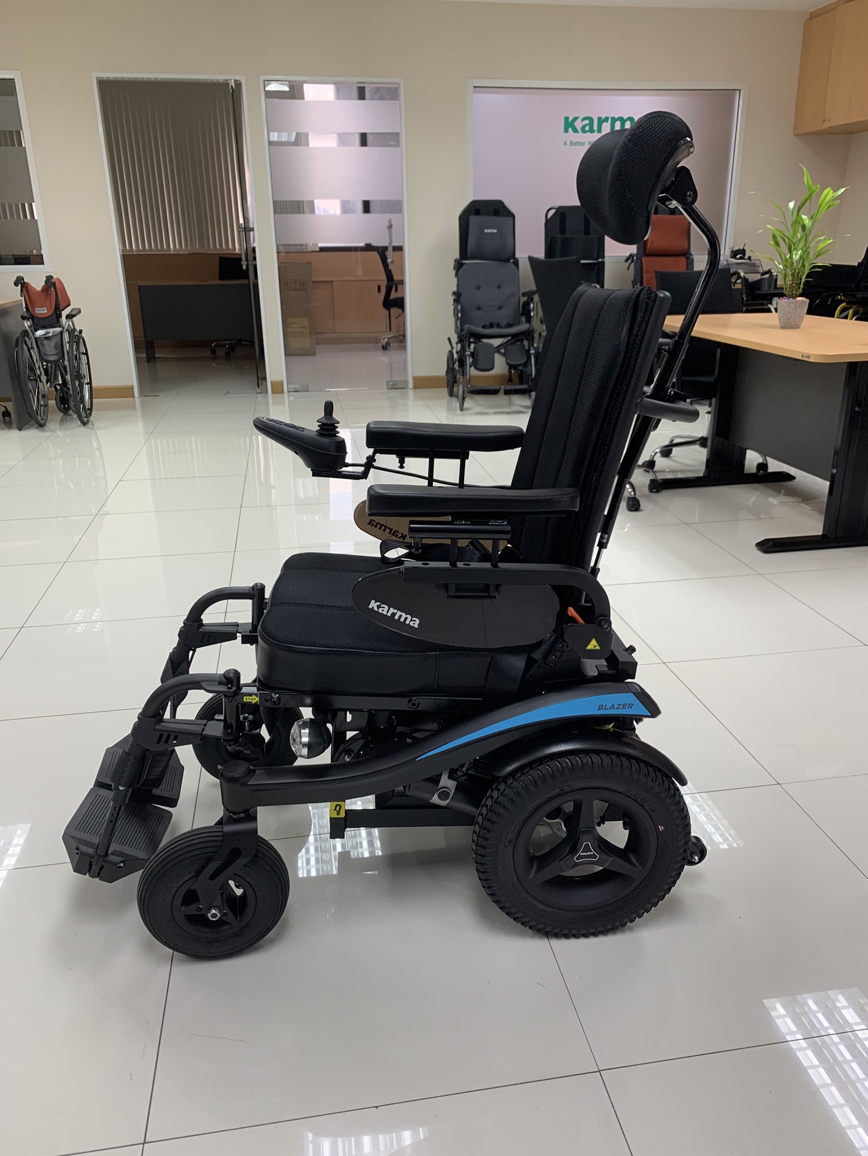 รถเข็นไฟฟ้าคาร์ม่า KARMA รุ่น Blazer Sling พนักพิงหลังปรับเอนได้ พนักพิงศรีษะปรับระดับได้ ของแท้ รับประกันศูนย์ไทย 5 ปี (รุ่นยอดนิยม)