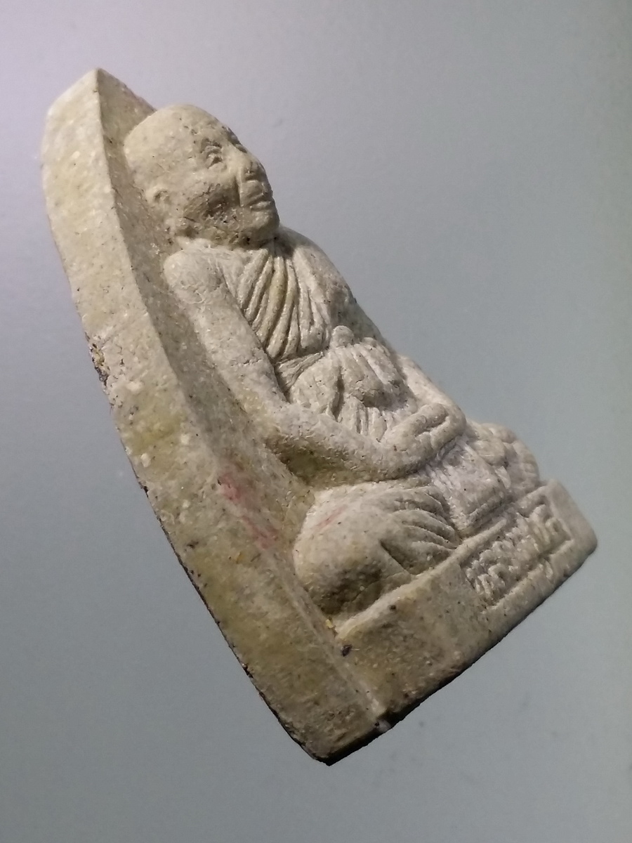 รหัสสินค้า พระมีกล่อง 441 พระผงรูปเหมือน หลวงปู่นิล วัดครบุรี อำเภอครบุรีจังหวัดนครราชสีมา รุ่นผสมเถ้าอังคาร สร้างปี 2546 ที่ระลึกในงานบรรจุอัฐิ