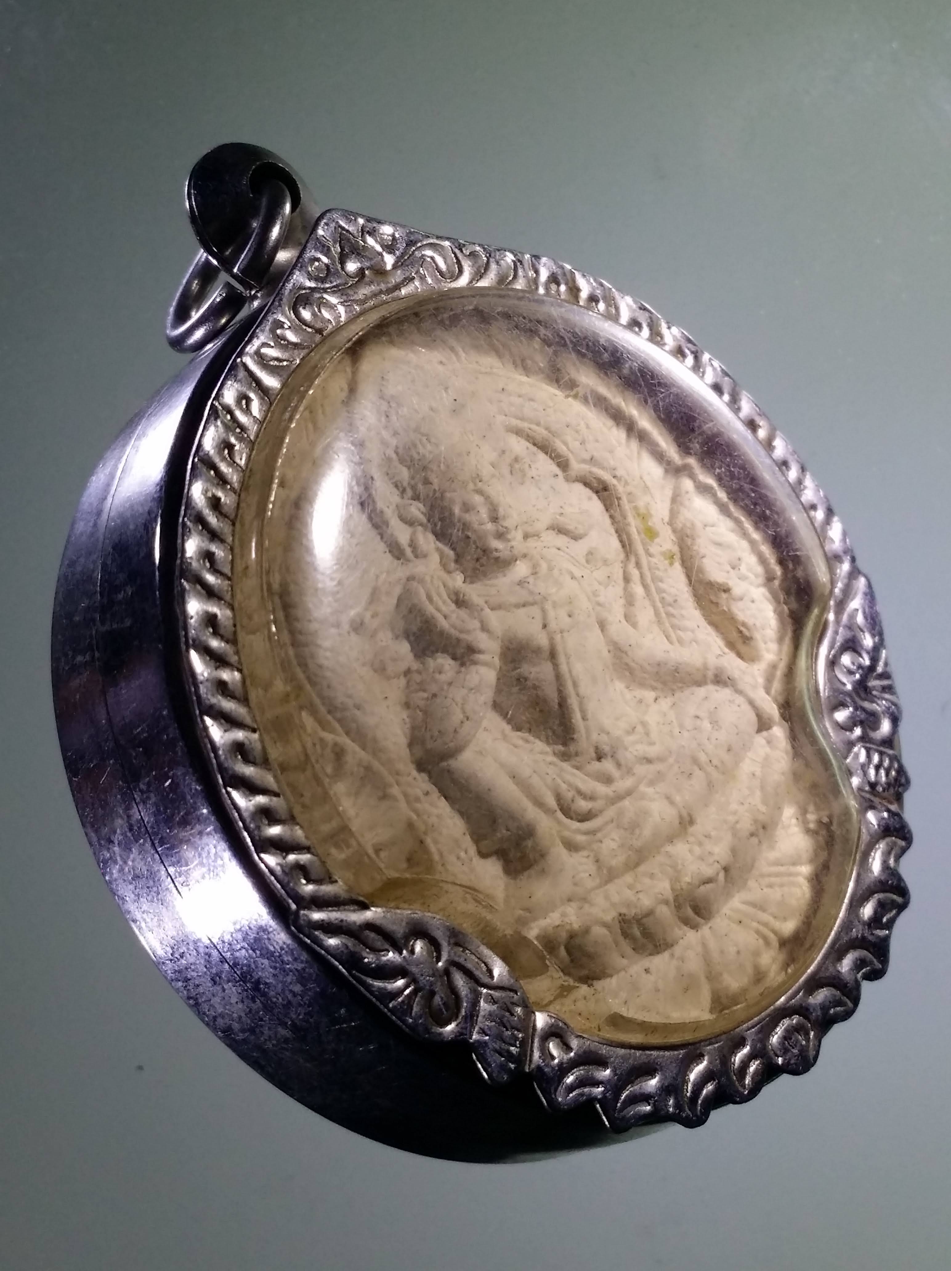 รหัสสินค้า จตุคามรามเทพ 416 พระเทวราชโพธิสัตว์จตุคามรามเทพ รุ่นรวยล้นฟ้า เนื้อว่านขาว มีตลับสแตนเลส พร้อมแขวนบูชาครับ