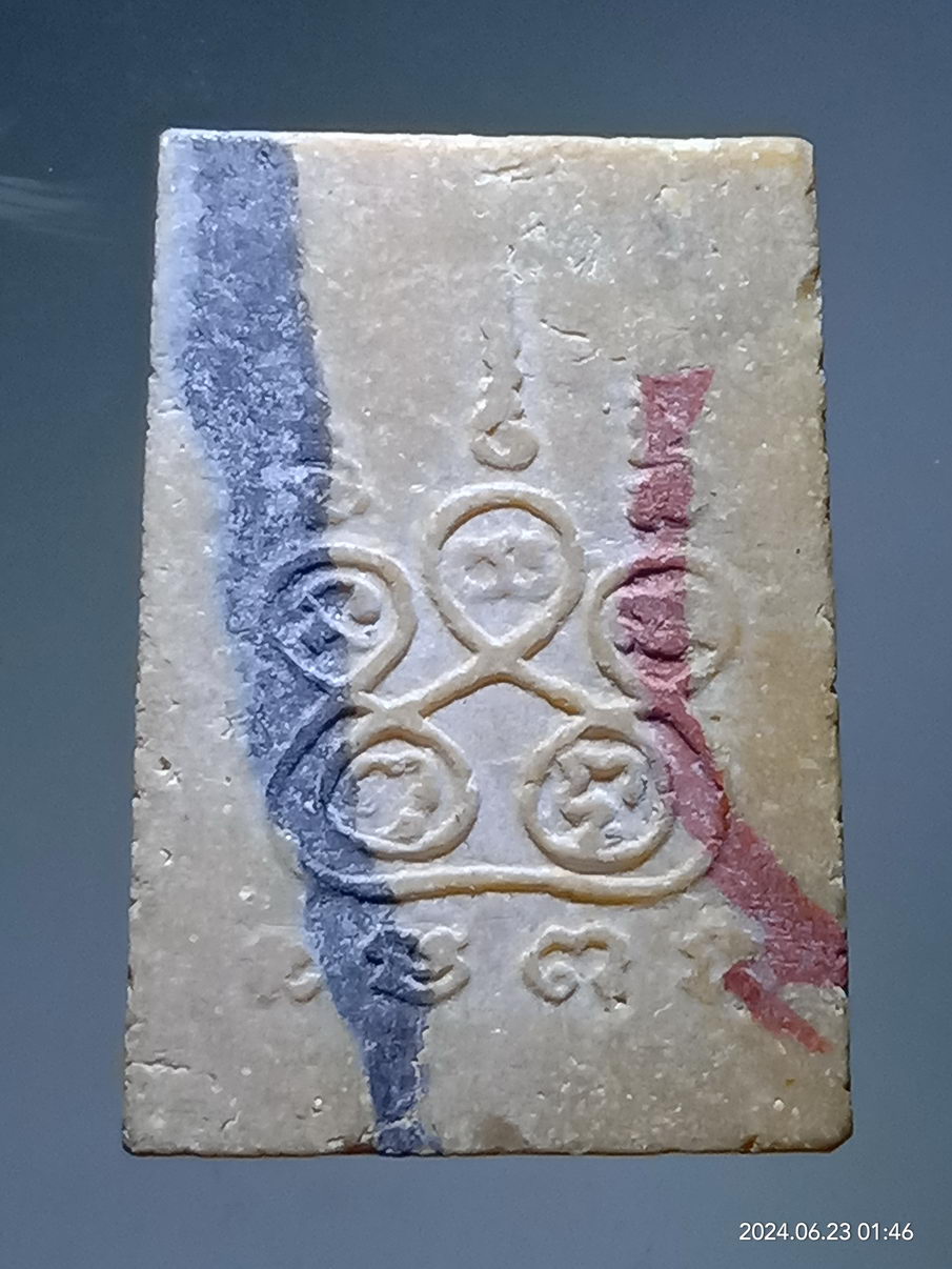 รหัสสินค้า พระสมเด็จ วัดต่างๆ 1205 พระสมเด็จ เนื้อผง น้ำมัน ลายธงชาติ พิมพ์คะแนน หลวงพ่อกวยวัดโฆสิตาราม จังหวัดชัยนาท พิมพ์ยันต์นูน