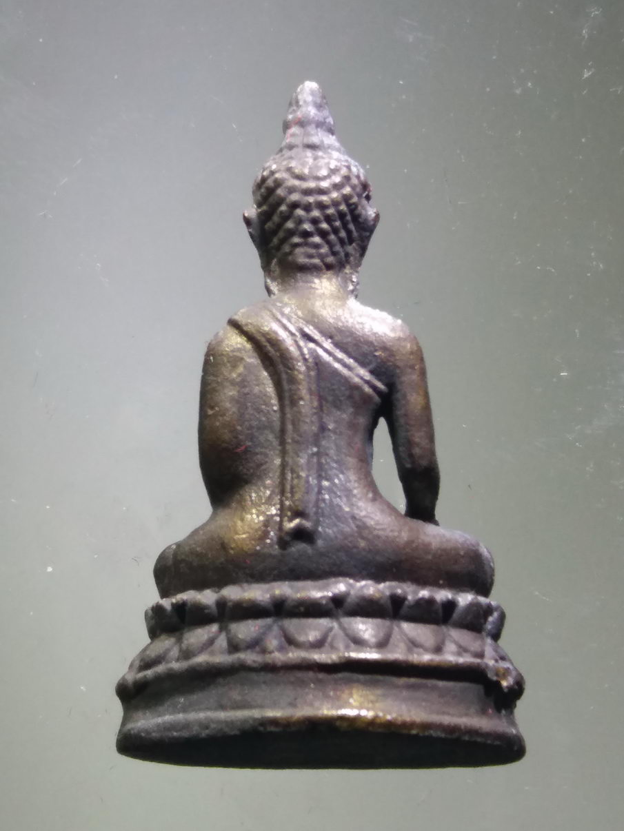 รหัสสินค้า พระมีกล่อง 3896 พระกริ่งเนื้อนวโลหะ หลวงพ่อสัมฤทธิ์ผลทันใจ สำนักปฏิบัติธรรมเขาพลอย อำเภอสัตหีบ จังหวัดชลบุรี จัดสร้างปี 2555