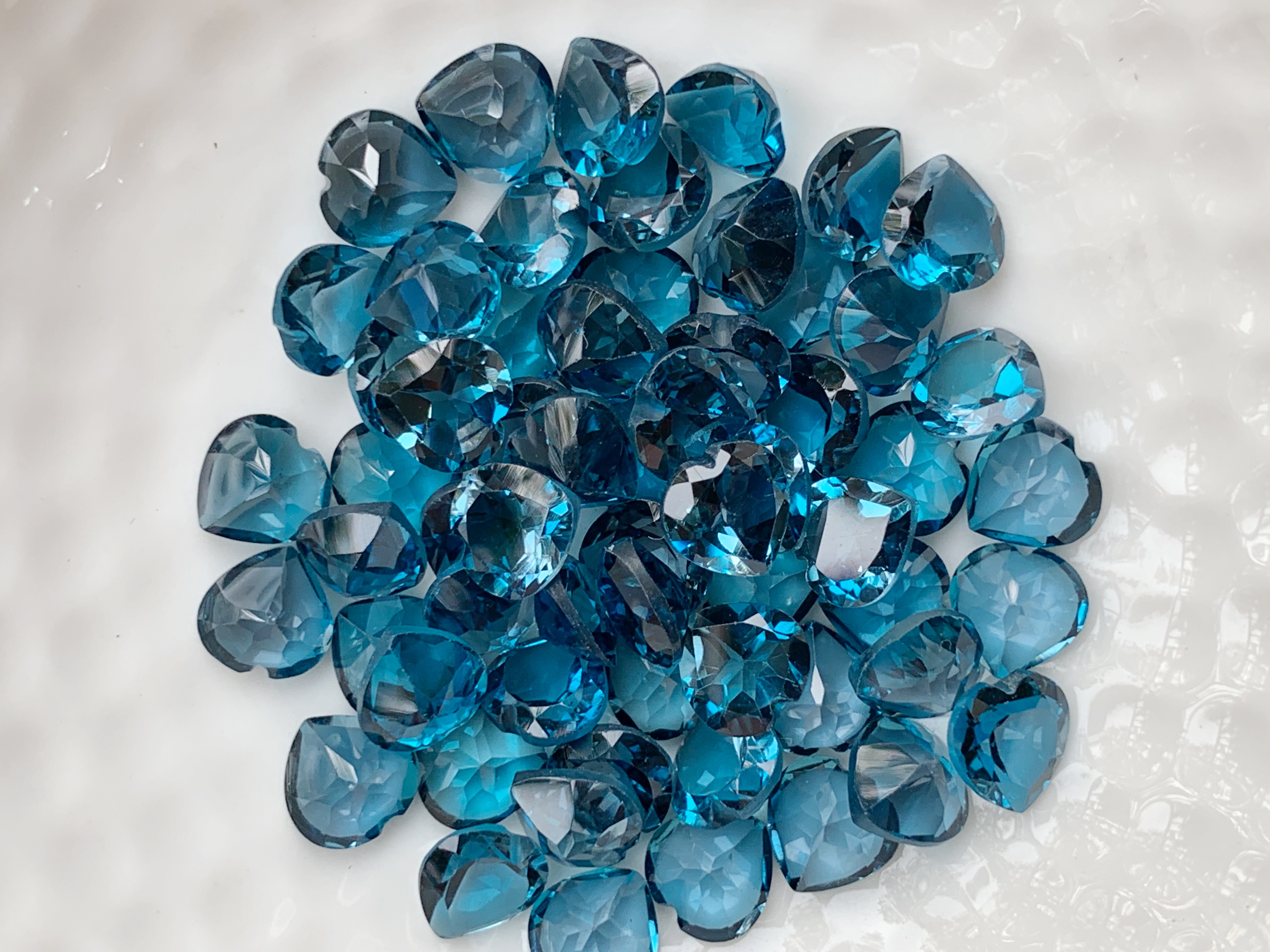 ลอนดอนบลูโทปาสหัวใจ 6 มม. 5 กะรัต