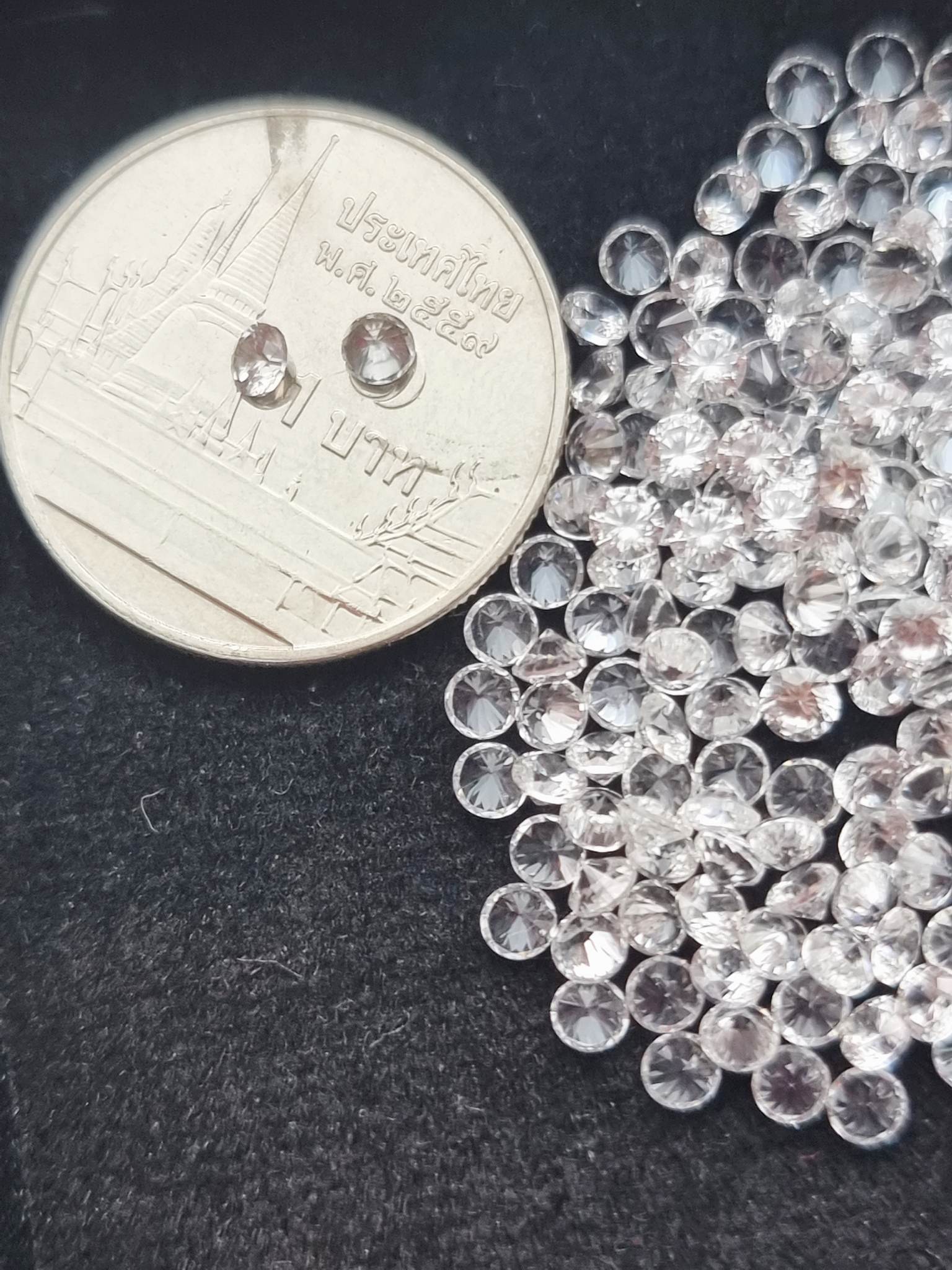 เพทายขาวกลมเจียรเหลี่ยม Size 2.5 มม. 1 กะรัต