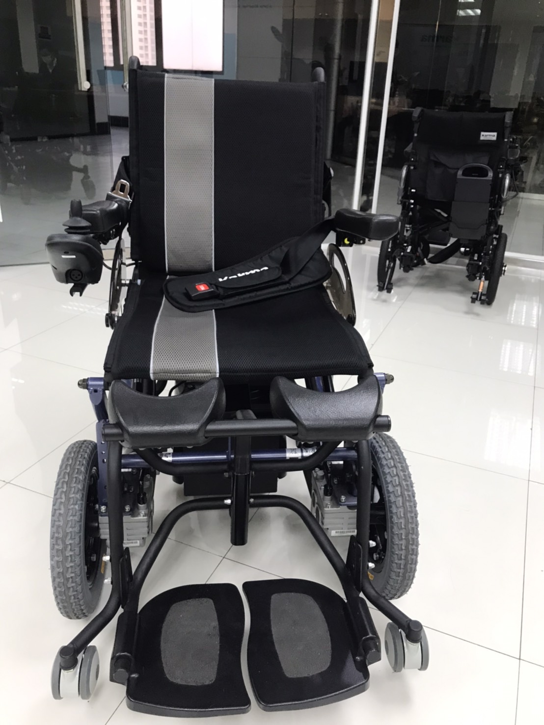 รถเข็นไฟฟ้าคาร์ม่า รุ่น KP80 (Karma Ergo Stand) ปรับยืน-นั่งได้ ขณะยืนสามารถขับเคลื่อนรถไปมาได้ ของแท้ รับประกันศูนย์ไทย 5 ปี