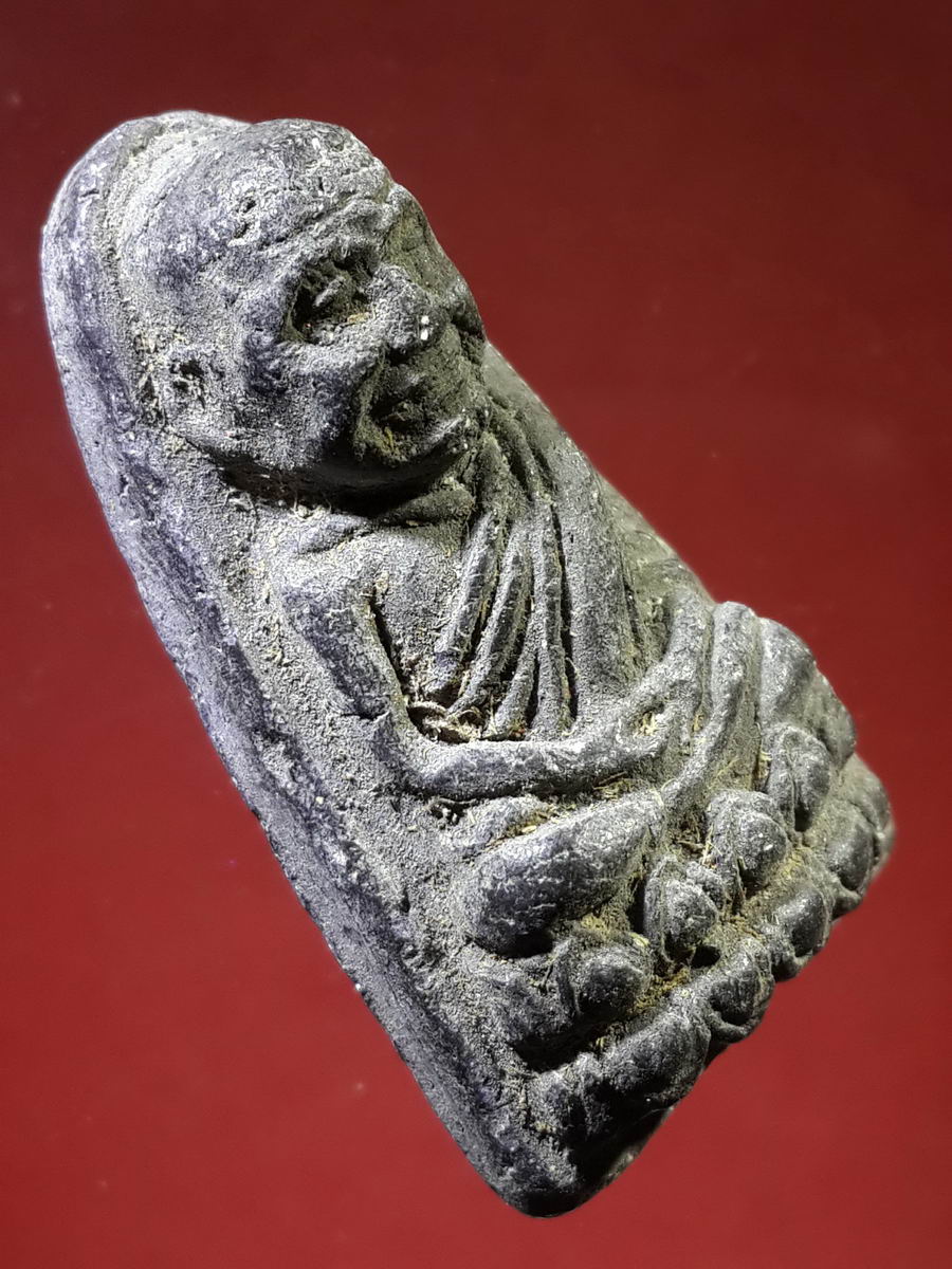 รหัสสินค้า หลวงปู่ทวด วัดต่างๆ 132 หลวงปู่ทวด วัดช้างให้ จ.ปัตตานี ไม่ทราบปีที่สร้าง เนื้อผงใบลาน พิมพ์เตารีดหัวมน หลังอูม ไม่มีตัวหนังสือ พระรายการนี้ให้เช่าบูชาแล้ว