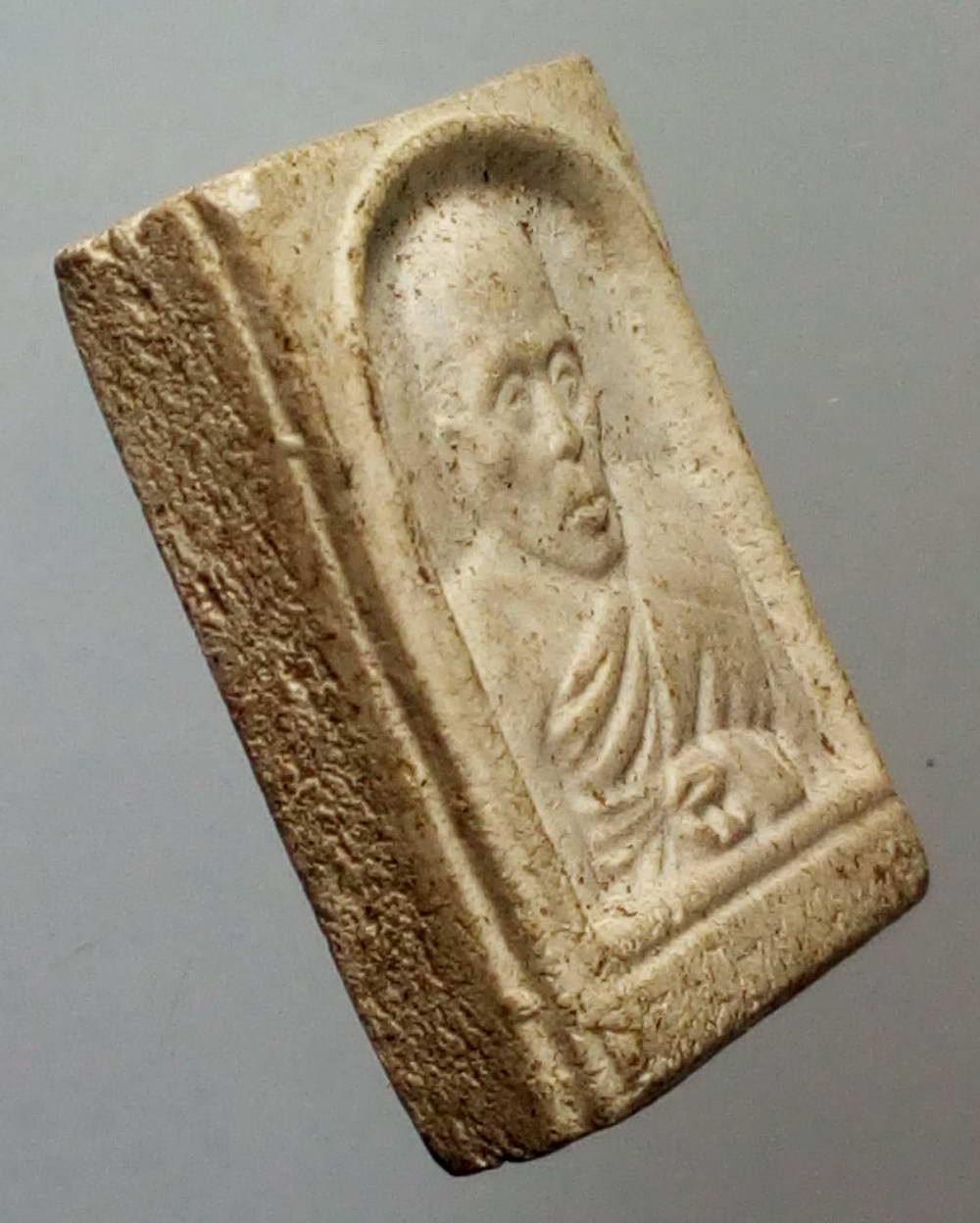 รหัสสินค้า พระไม่ทราบที่ 175 พระเกจิรูปเหมือนเนื้อผง หลังพระพุทธ ซุ้มเรือนแก้ว นั่งฐานบัวปางมารวิชัย ไม่ทราบที่