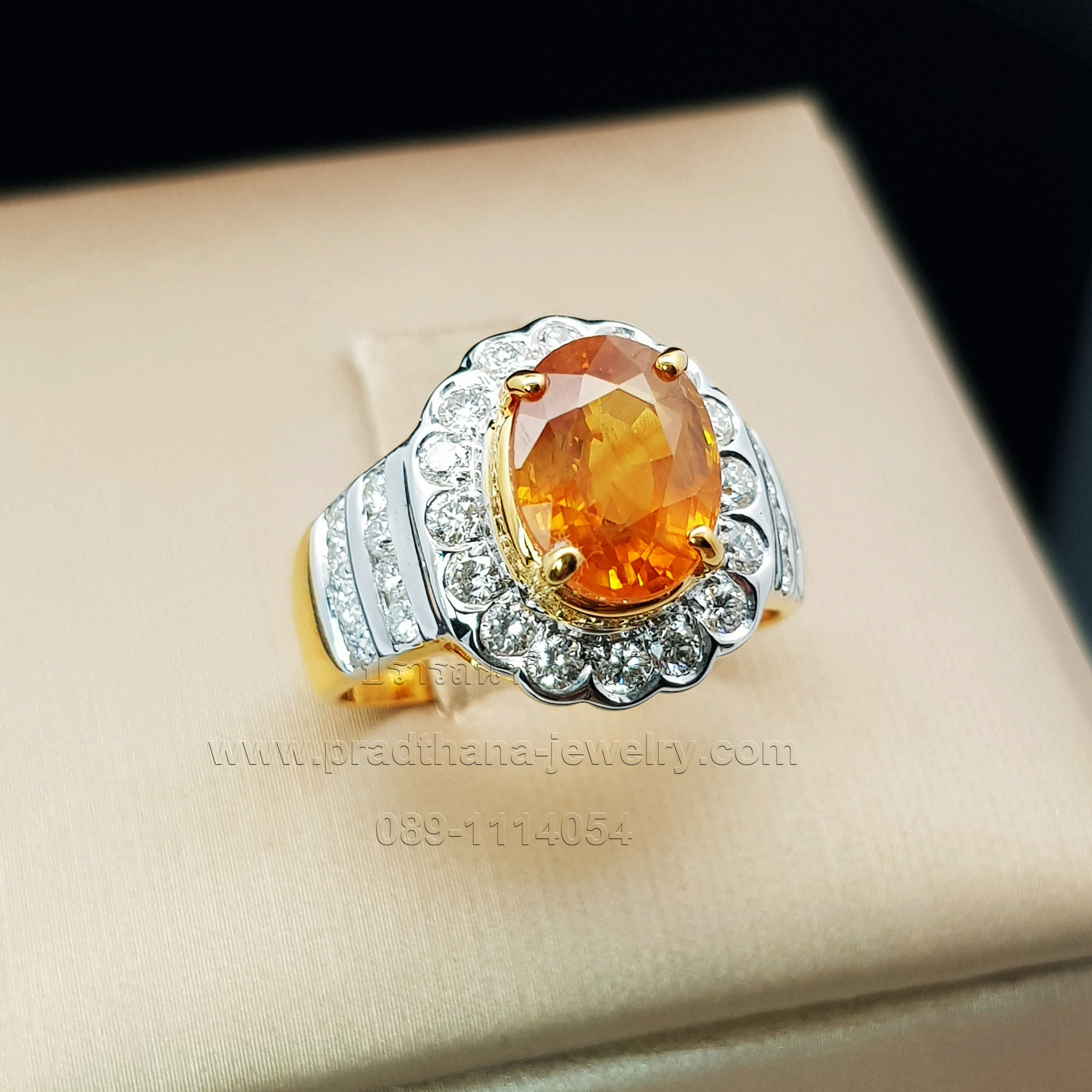 แหวนบุษราคัมประดับเพชร