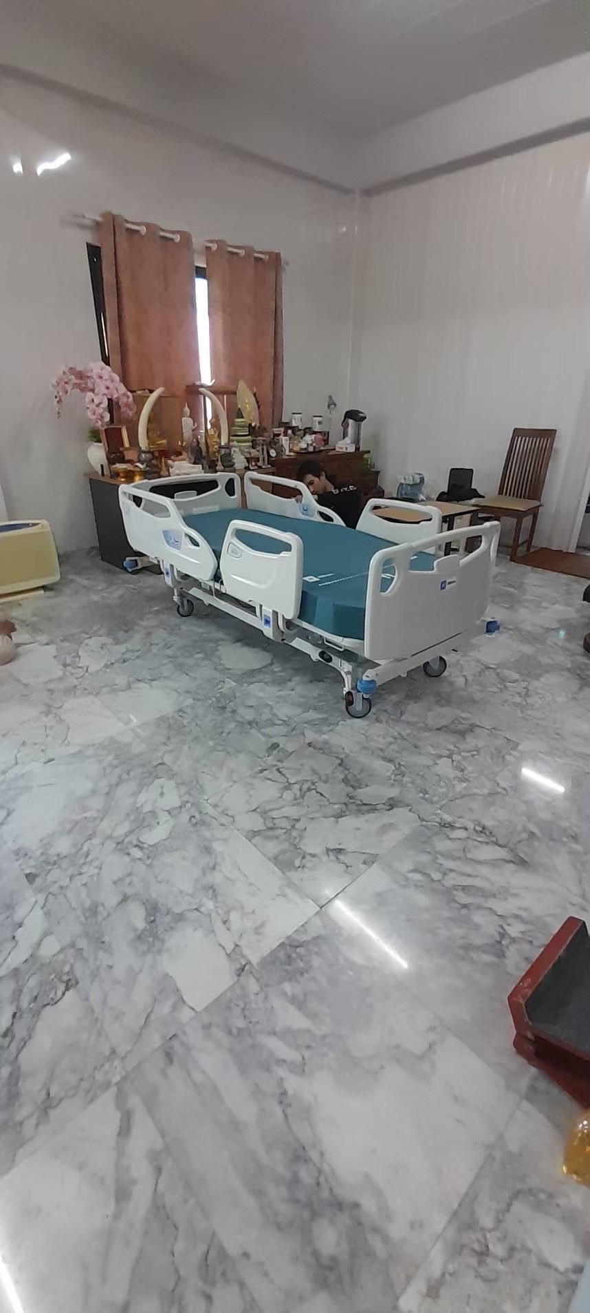 ชุดสุดคุ้ม E เตียงผู้ป่วยปรับระดับไฟฟ้า 5 ฟังก์ชั่น Hill-Rom รุ่น Centuris Type C แบบราวกั้นปีกนกยาว + ฟูก Hill-Rom NP50 แบรนด์จากประเทศสหรัฐอเมริกา + แถมพิเศษ หมอน + ผ้าปูที่นอน + ผ้ายาง + เก้าอี้นั่งอาบน้ำ + ไม้เท้า รับประกัน 1 ปี (รุ่นขายดี)