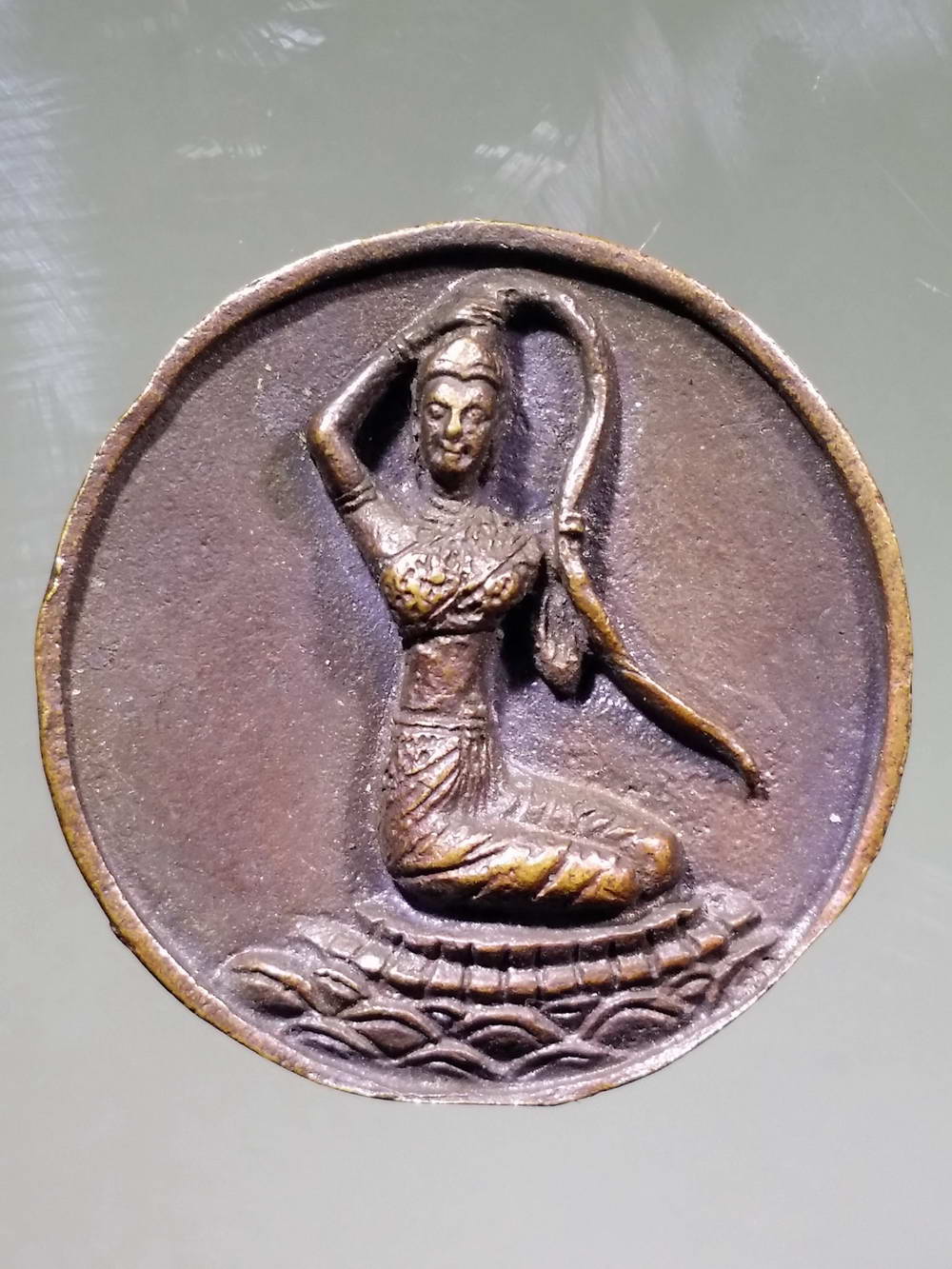 รหัสสินค้า พระกริ่ง พระหล่อ 172 เหรียญหล่อเนื้อนวโลหะพระแม่ธรณี ด้านหลังเขียนว่า คุณน้ำ คุณแผ่นดิน คุณชีวิต ไม่ทราบสำนัก เก่ามาก เนื้อหามีอายุ พระรายการนี้ให้เช่าบูชาแล้ว