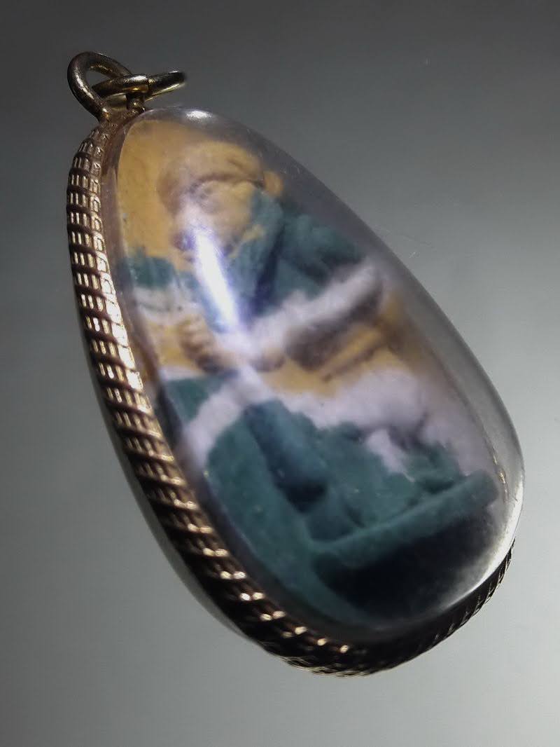 Antig FB 12838 ชูชก เนื้อผงสายรุ้ง พระอาจารย์แดง วัดป้อมรามัญ เลี่ยมทองไมครอนแบบผ่าหวาย