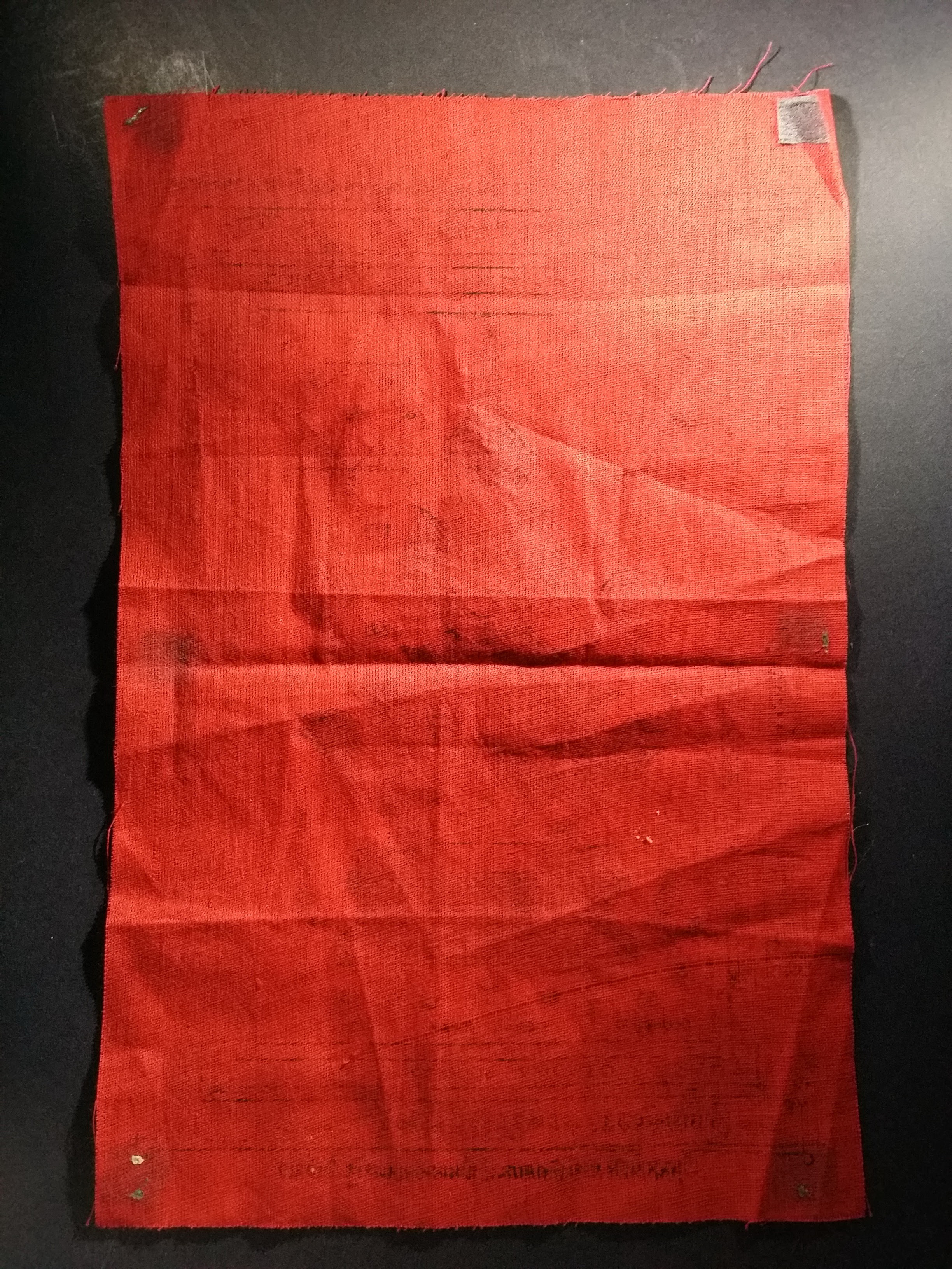 รหัสสินค้า ผ้ายันต์สำนักต่างๆ 025 ผ้ายันต์ท้าวเวสสุวรรณ ผืนสีแดง ไม่ทราบสำนัก ที่ผ้ายันต์ด้านล่างเขียนว่า เป็นมหานิยม จะเกิดลาภผล เป็นมงคลอันประเสริฐดีนักแล