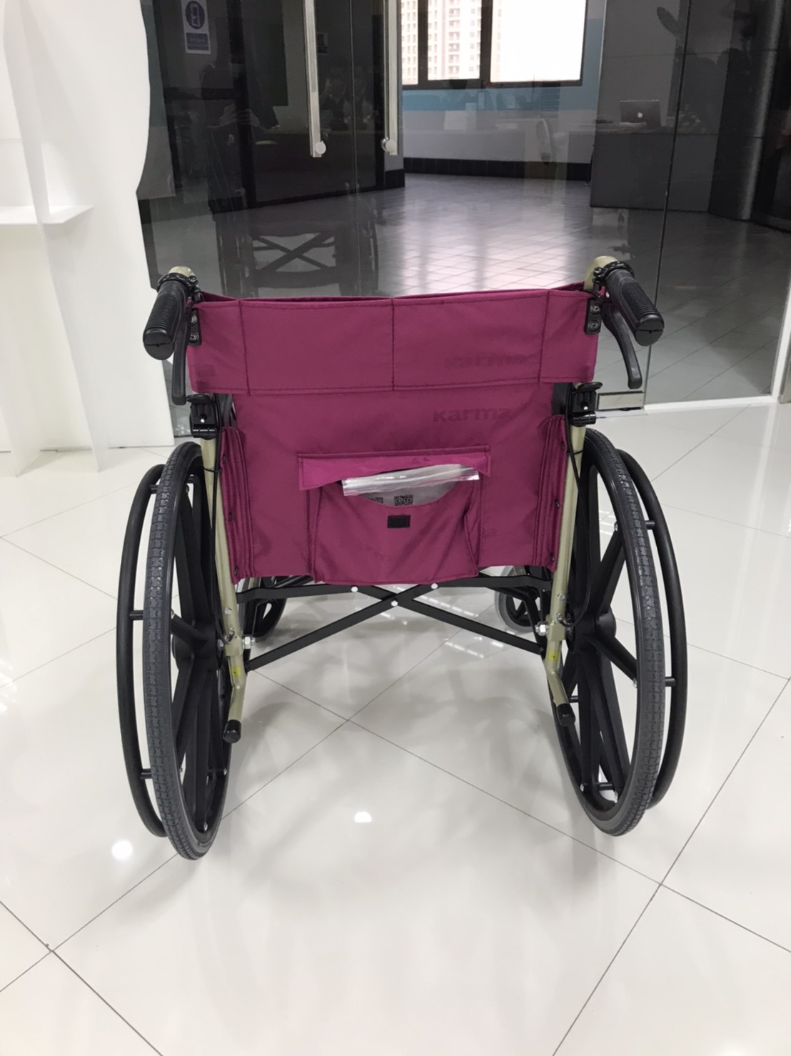 รถเข็นอลูมินัมอัลลอยด์คาร์ม่า รุ่น KM-1500 (KARMA KM-1500) ดีไซน์คลาสสิค ทนทาน เบาะกว้าง 18 นิ้ว ล้อหลัง 24 นิ้ว ของแท้ รับประกันศูนย์ไทย 5 ปี