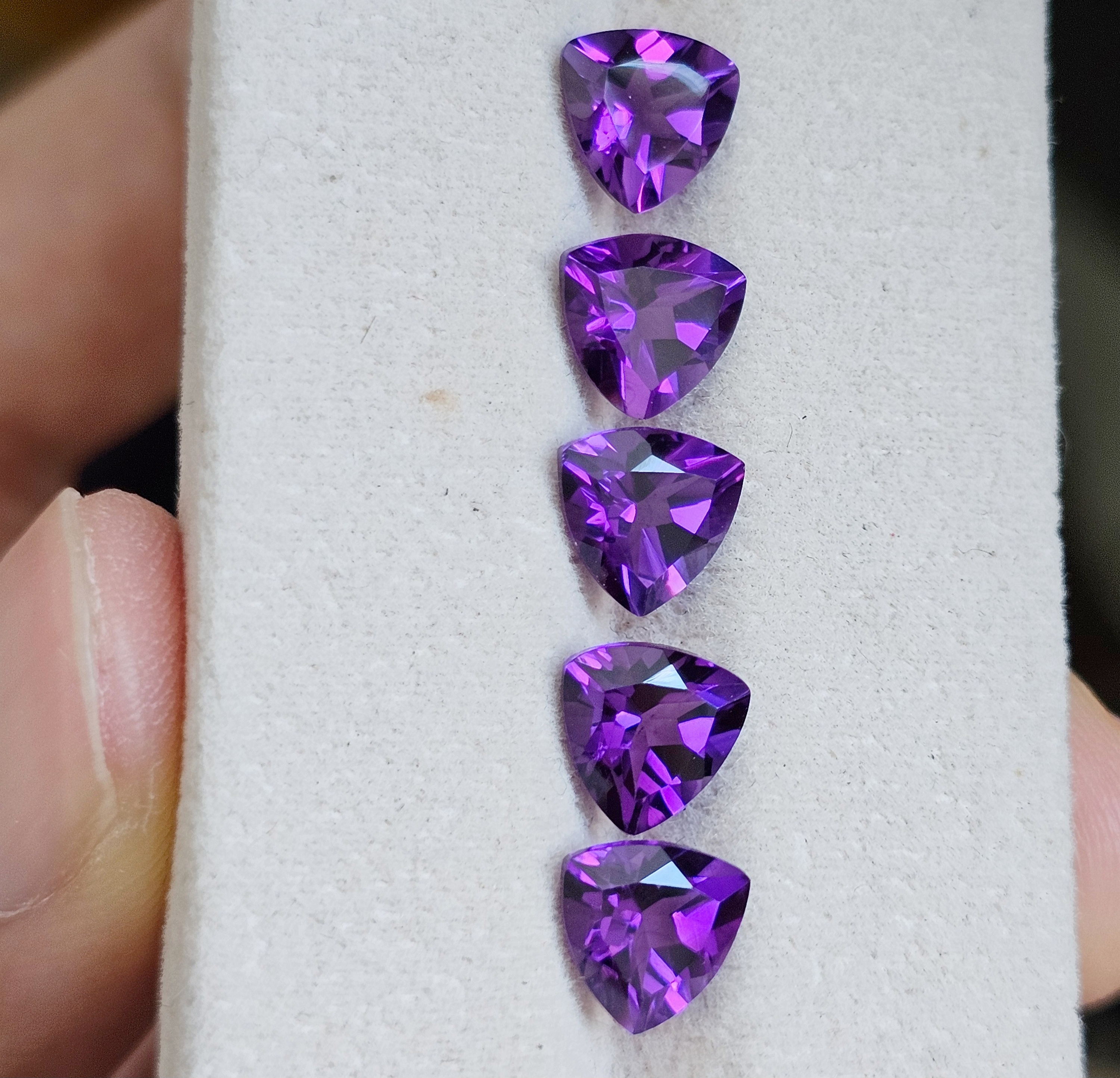 อเมทิสสามเหลี่ยม 7x7mm. 1 เม็ด