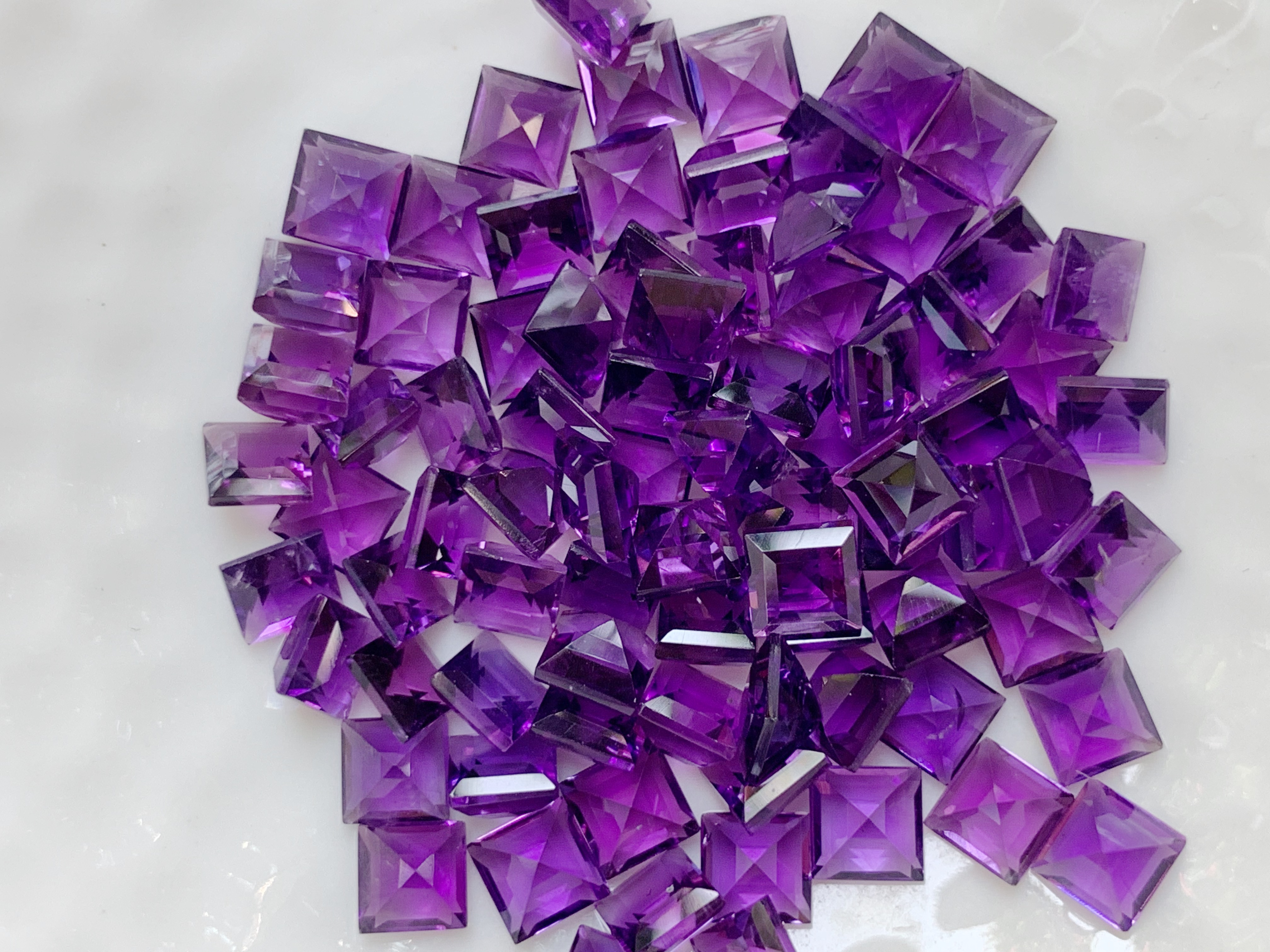 อเมทิสสีเข้มสี่เหลี่ยม 4x4 มม. 5 กะรัต