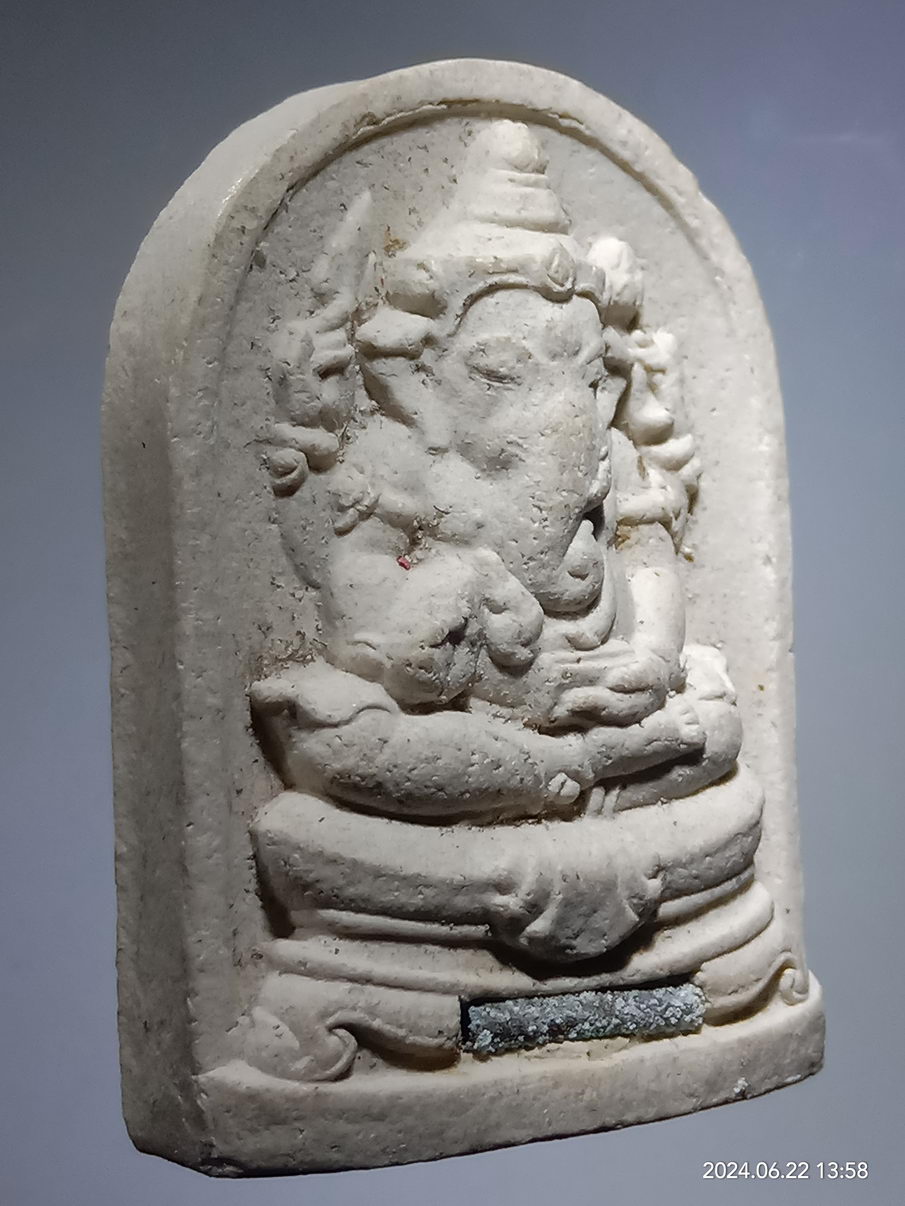 รหัสสินค้า พระเนื้อดิน เนื้อผง เนื้อว่าน 126 พระพิฆเณศวร เนื้อผงพุทธคุณ ฝังตะกรุดรุ่น 5 รอบ บูชาครู ครูบากฤษณะ