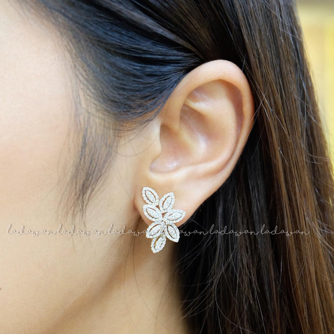 ต่างหูเพชรทรงใบไม้ใหญ่