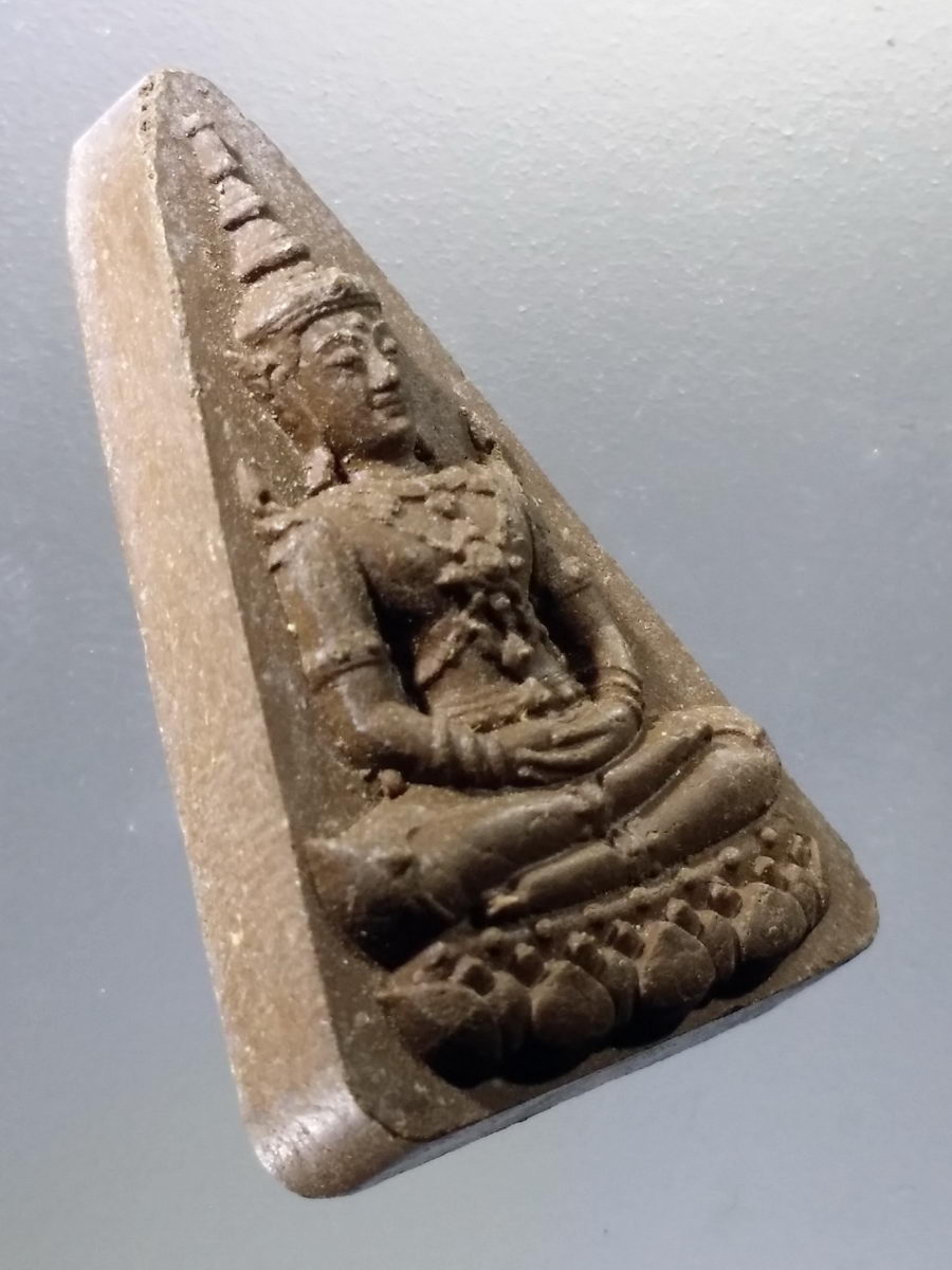 Antig Pim 024 พระแก้วมรกต เนื้อผง สีน้ำตาล หลัง ภปร.สมาคมผู้สูงอายุแห่งประเทศไทย จัดสร้าง พระรายการนี้ให้เช่าบูชาแล้ว