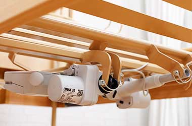 ชุดเตียงผู้ป่วยปรับไฟฟ้า Dali Low Entry จากประเทศเยอรมัน (เตียงปรับระดับต่ำสุด 23 cm.) + พร้อมที่นอนโฟมป้องกันแผลกดทับ Mercury หนา 15 ซม. ผลิตภัณฑ์ประเทศอังกฤษ + เสาพยุงตัว + ชุดผ้าปูที่นอน + ผ้ายาง