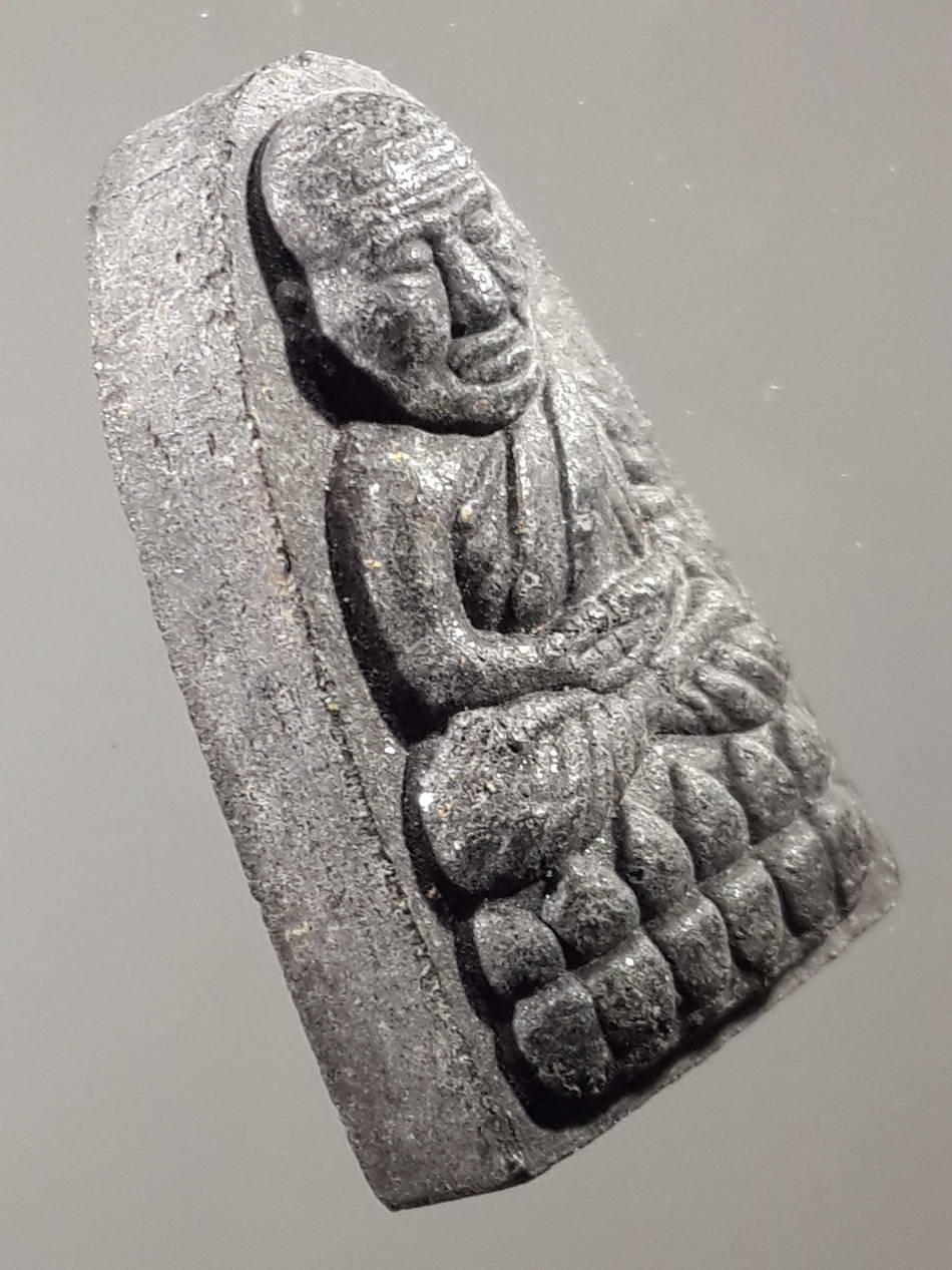 รหัสสินค้า หลวงปู่ทวด วัดต่างๆ 285 หลวงปู่ทวด เหยียบน้ำทะเลจืด เนื้อผงใบลานโรยแร่ หลังตัวหนังสือ น.