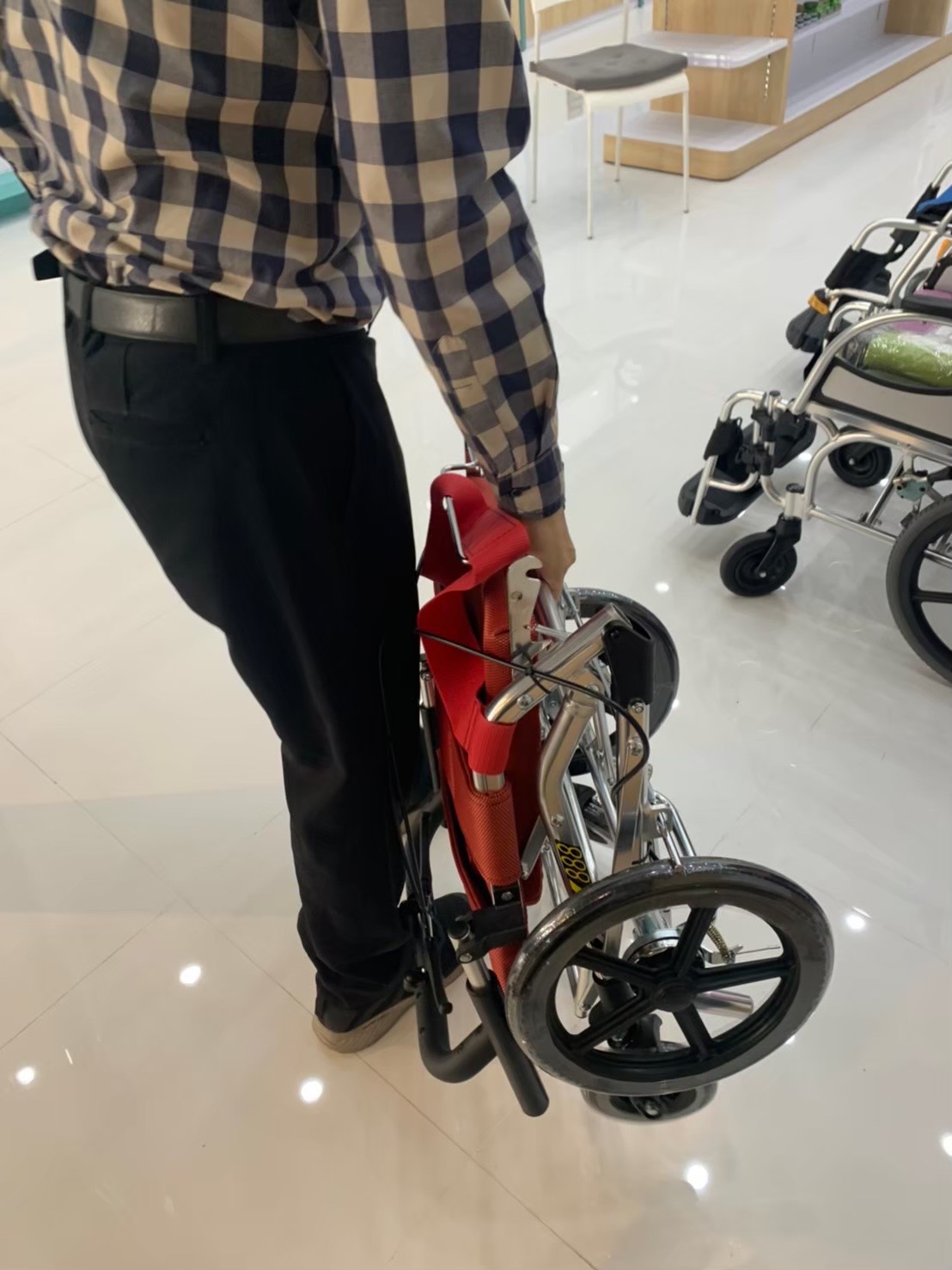 รถเข็นน้ำหนักเบา แบรนด์ญี่ปุ่น Matsunaga Wheelchair (車いす) รุ่น MV888 + แถมฟรีกระเป๋าใส่รถเข็นสำหรับเดินทาง (รุ่นยอดนิยม)