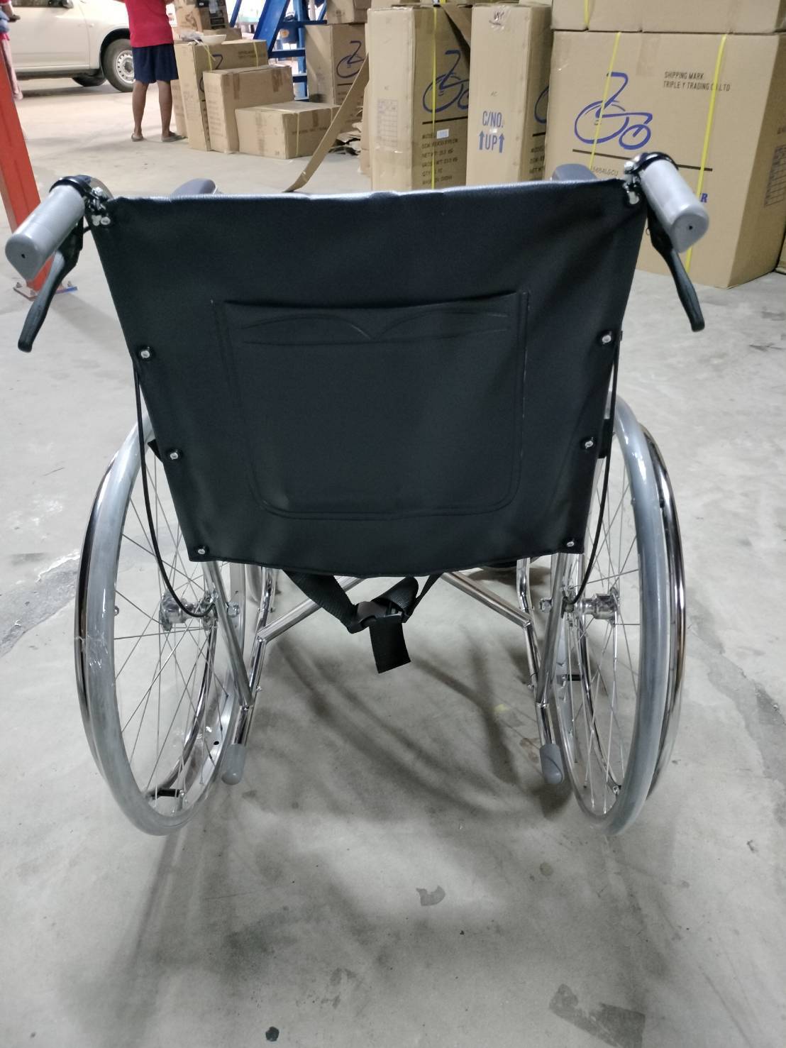 รถเข็นผู้ป่วยโครงเหล็กชุบโครเมี่ยมรุ่นมาตรฐาน ล้อซี่ลวด มีเบรคมือ พับเก็บได้ รุ่น CA905H (Wheelchair Series)