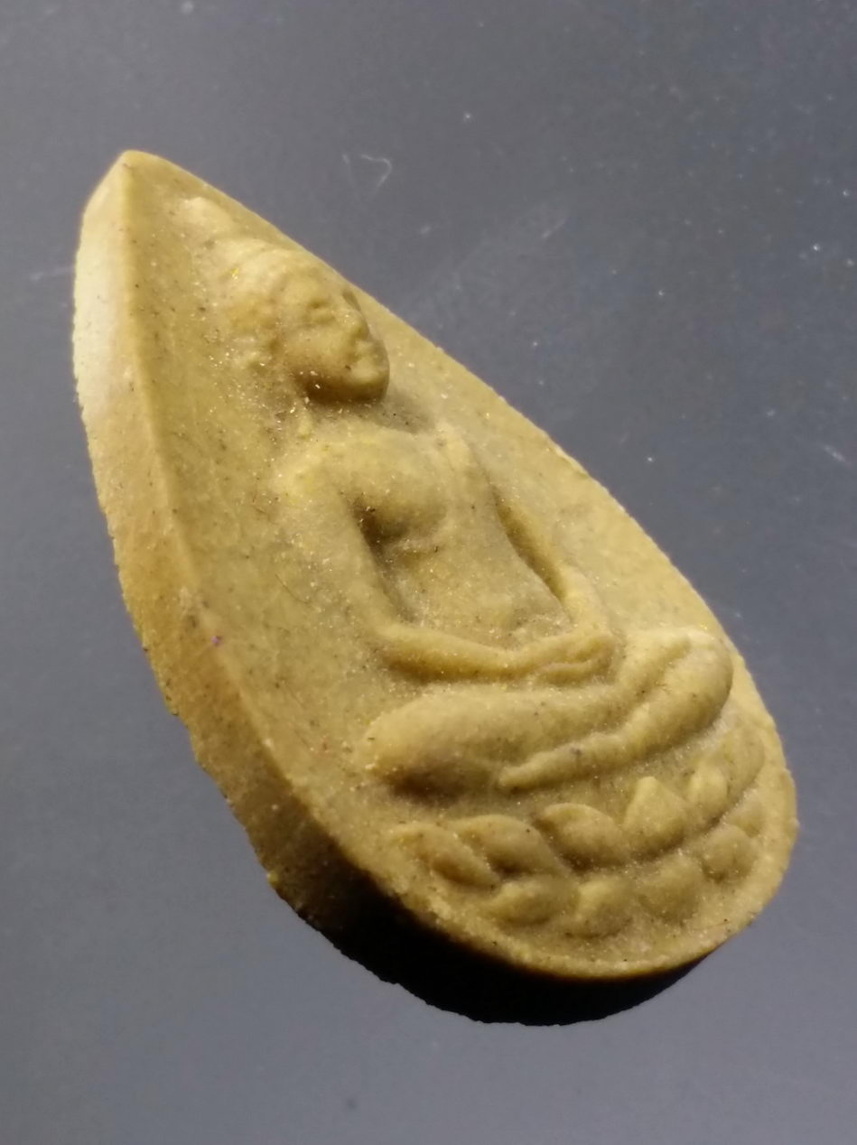 รหัสสินค้า พระมีกล่อง 3695 พระพุทธเมตตา เนื้อผง พิมพ์กลีบบัว 84 พรรษา สมเด็จย่า สมเด็จพระศรีนครินทราบรมราชชนนี จัดสร้างปี 2527 หายาก พระเก่า ปีลึก