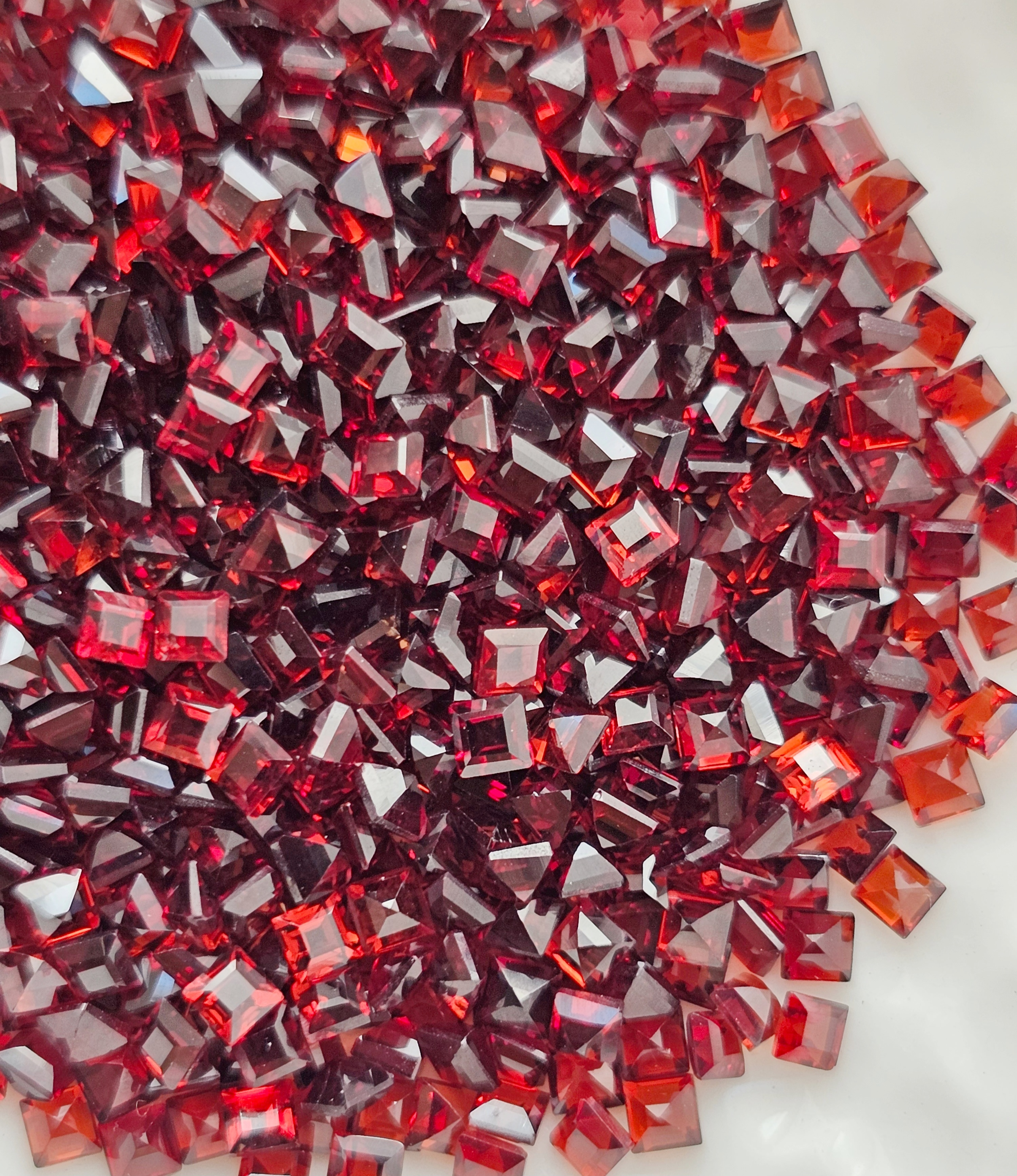 โกเมนสี่เหลี่ยม 2x2mm. 5 กะรัต