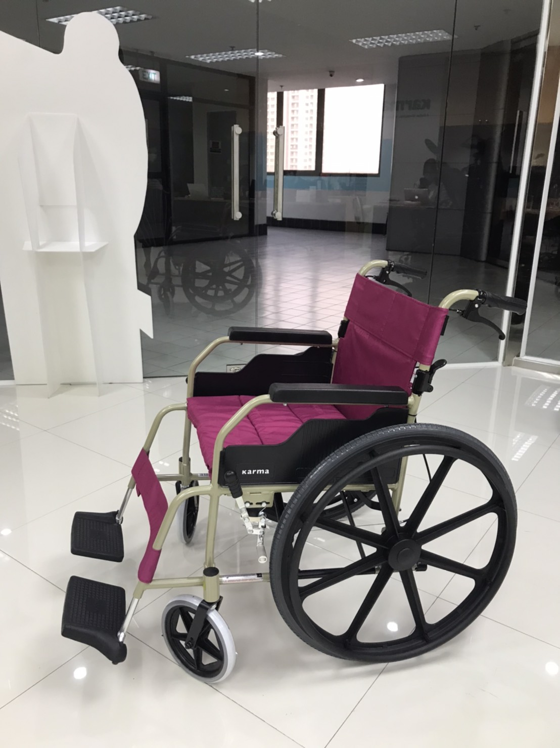 รถเข็นอลูมินัมอัลลอยด์คาร์ม่า รุ่น KM-1500 (KARMA KM-1500) ดีไซน์คลาสสิค ทนทาน เบาะกว้าง 18 นิ้ว ล้อหลัง 24 นิ้ว ของแท้ รับประกันศูนย์ไทย 5 ปี