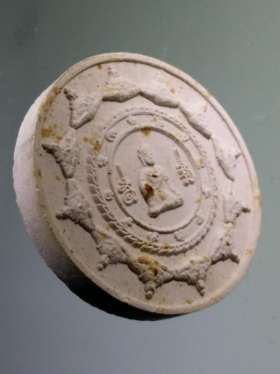 รหัสสินค้า จตุคามรามเทพ 923 องค์ท้าวจตุคามรามเทพ รุ่นมหาโภคทรัพย์ พิธีมหาพุทธาภิเษก - เทวาภิเษก พระวิหารหลวง วัดพระมหาธาตุ นครศรีธรรมราช สร้างปี 2550 เนื้อว่านขาว พิมพ์เล็ก