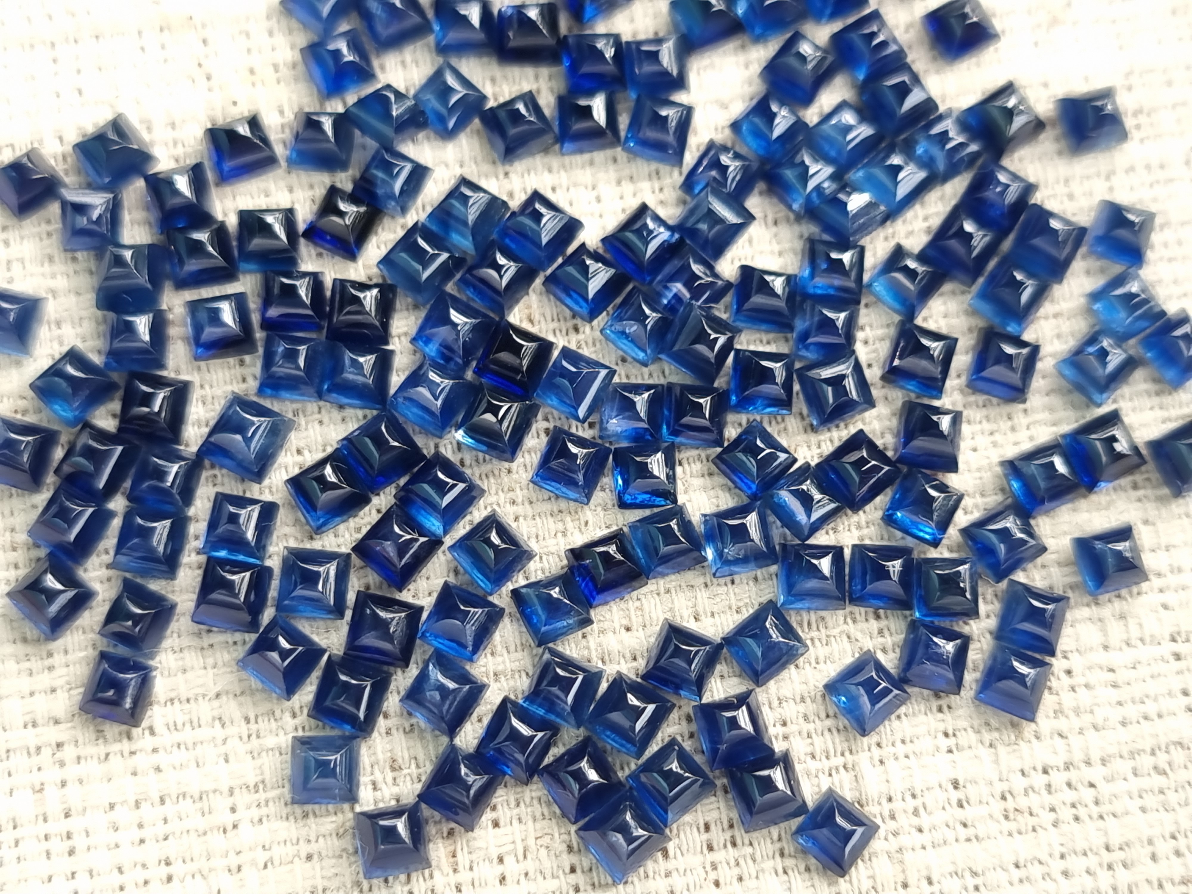 Blue sapphire ไพลินหลังเบี้ยสี่เหลี่ยม 3×3 มม. 1 กะรัต