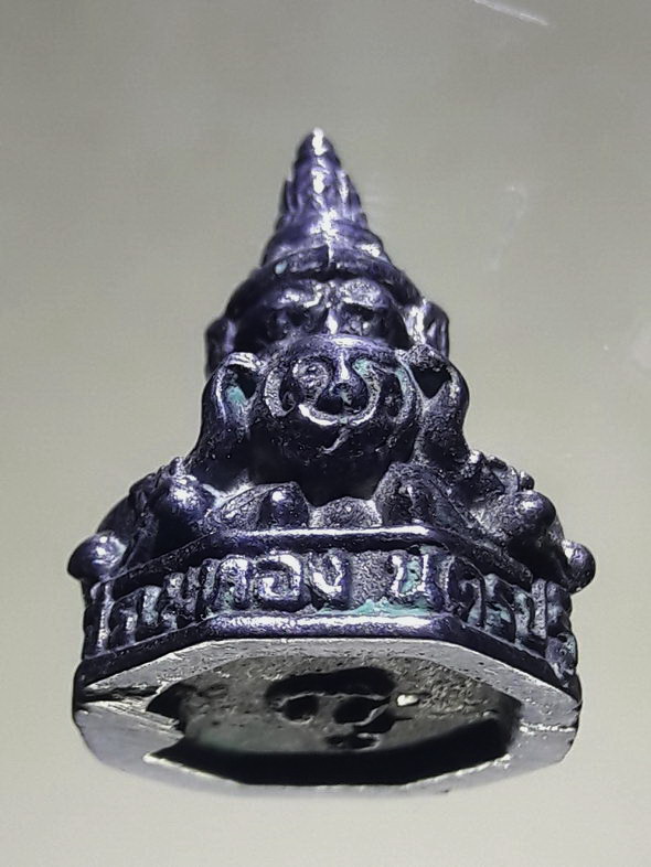 รหัสสินค้า พระกริ่ง พระหล่อ 901 พระราหูอมจันทร์ เนื้อเมฆพัตร วัดศรีษะทอง ปี 2546