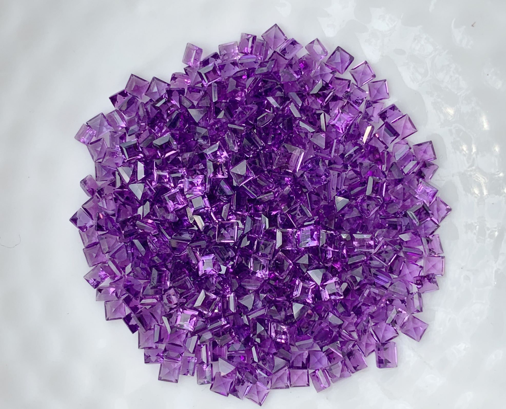 อเมทิสสี่เหลี่ยม 2.5 มม. 5 กะรัต