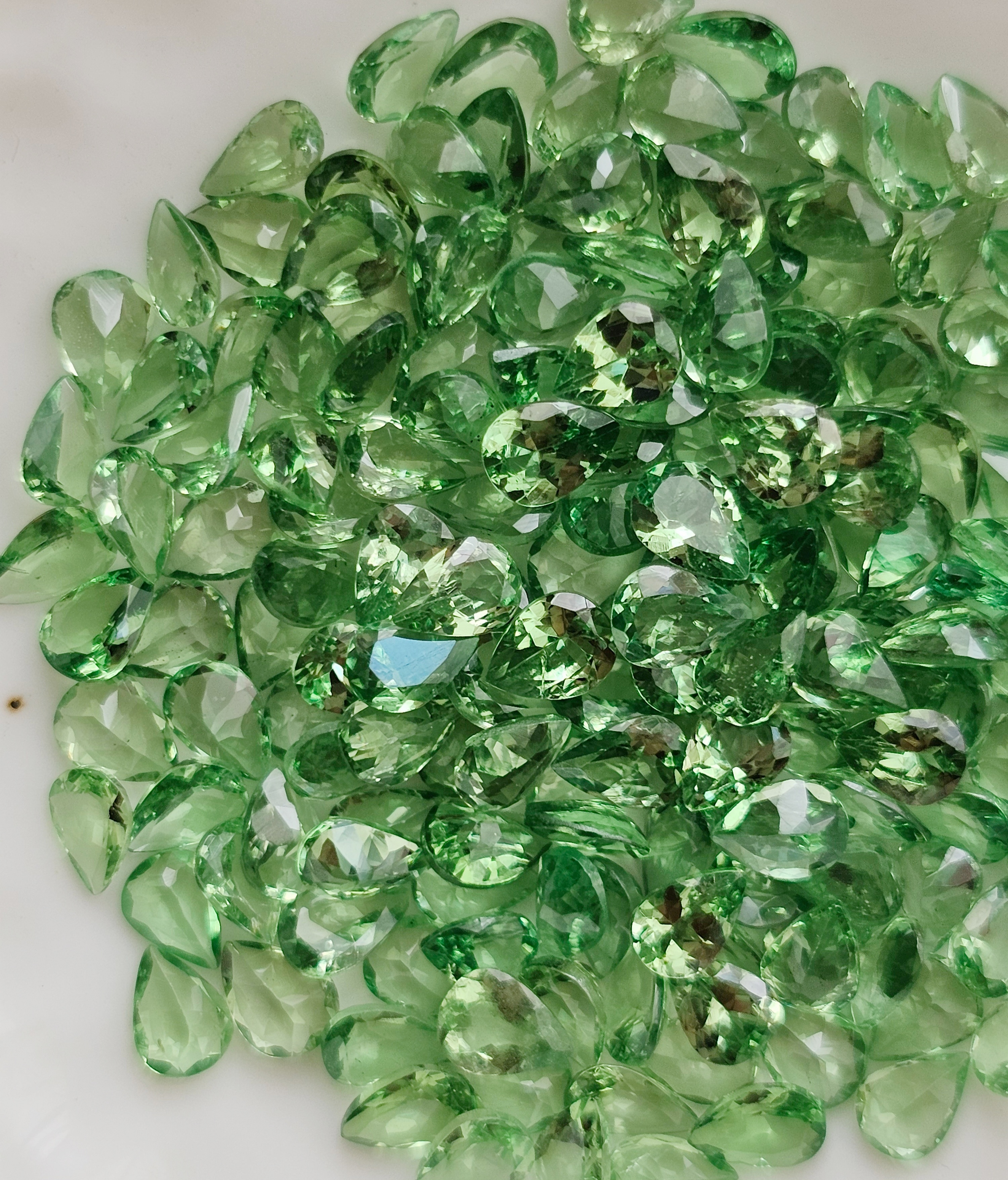 ซาโวไรท์หยดน้ำ 4x3mm. 1 กะรัต