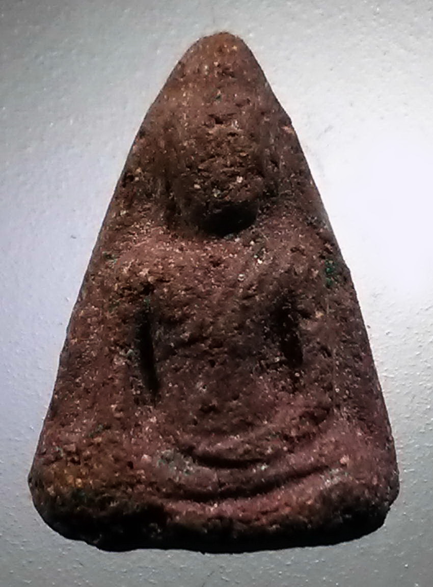 รหัสสินค้า พระไม่ทราบที่ 518 พระนางพญาเนื้อว่าน ไม่ทราบที่ ตามผิวมีจุดสีเขียวตามซอก องค์จริงสวยกว่าในรูป พระรายการนี้ให้เช่าบูชาแล้ว