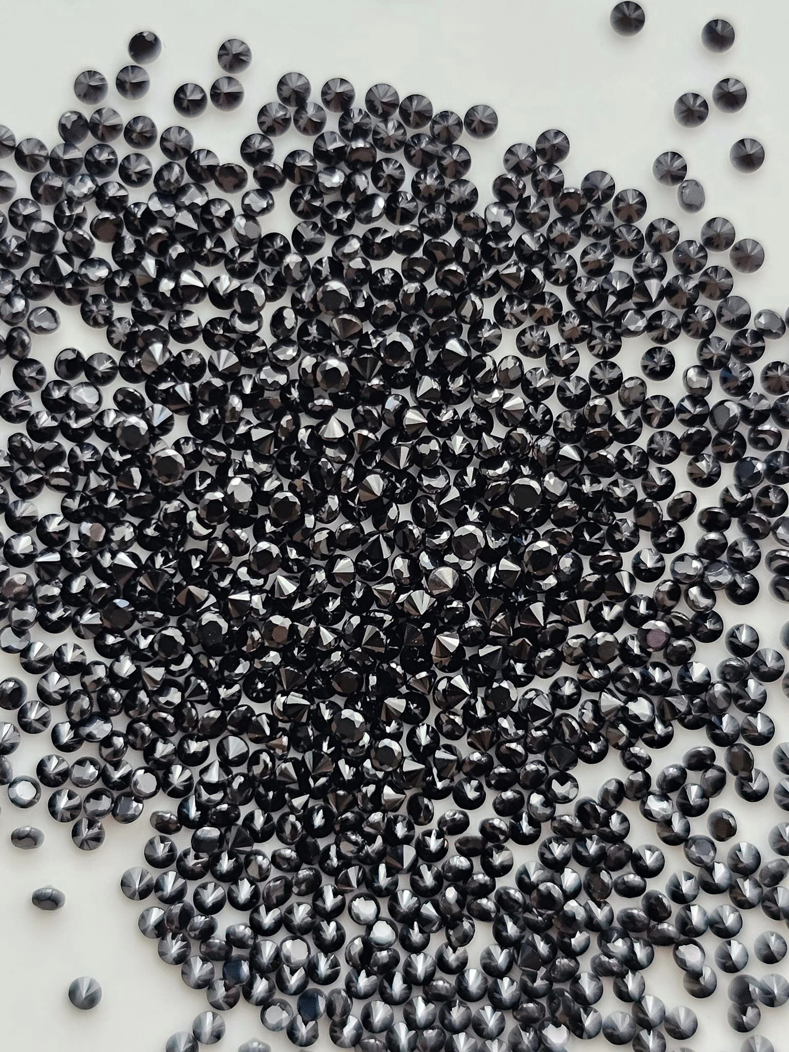 พลอยนิลกลมเจียรเหลี่ยม 1.2mm. 5 กะรัต