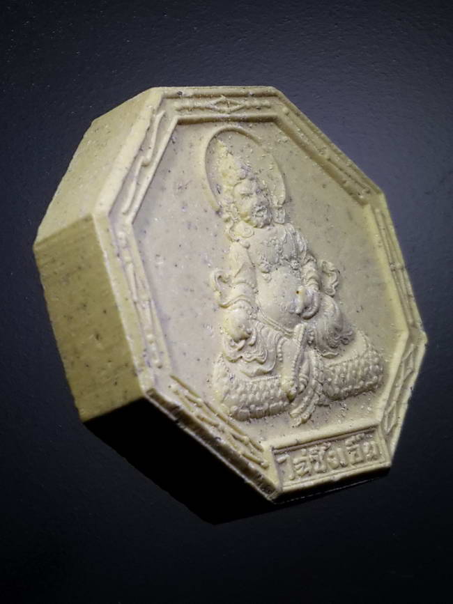 รหัสสินค้า พระมีกล่อง 382 เทพเจ้าแห่งโชคลาภ ไทซิงเอี้ย เจ้าสัวยุค 8 เนื้อผงแปดเหลี่ยม สร้างปี 2547 พระองค์นี้เป็นของชำร่วยแจกในพิธีมงคลสมรส ลลิตกร - วันชัย เมื่อวันที่ 8 มกราคม ปี 2549 พระรายการนี้ให้เช่าบูชาแล้ว